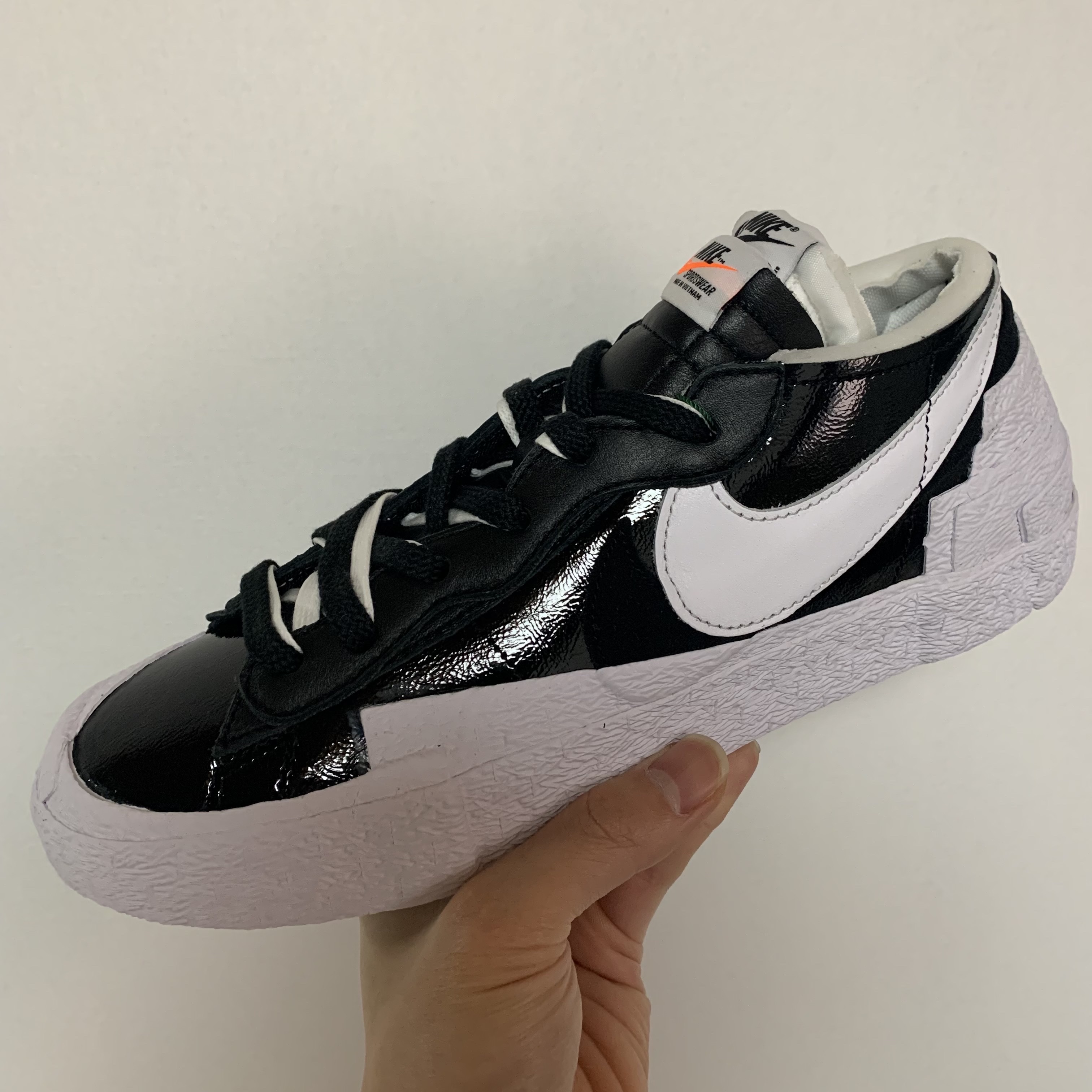 Nike x Sacai Blazer Low Black Patent Leather 착용 스타일 - 1