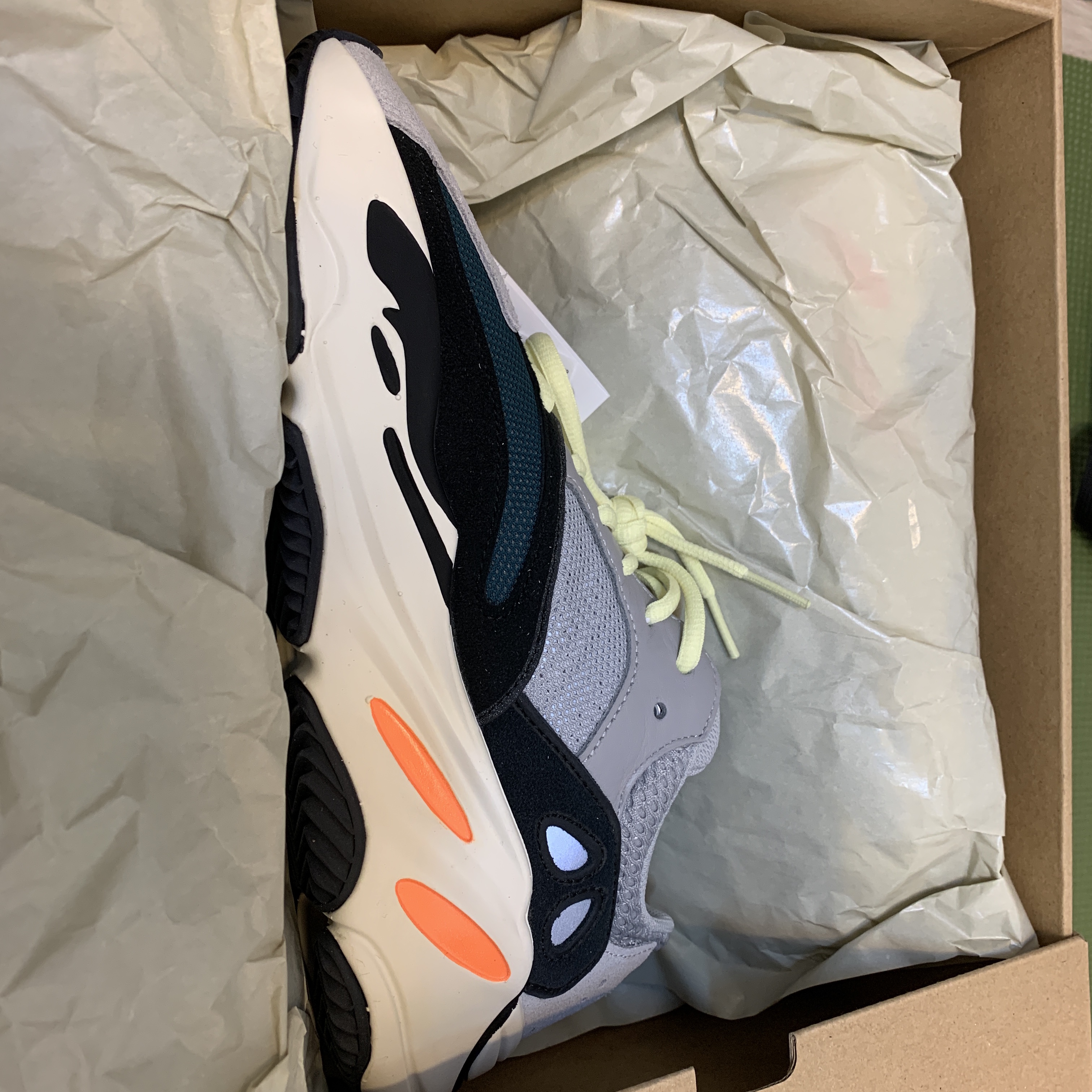 Adidas Yeezy Boost 700 Wave Runner Solid Grey 2021/2022 착용 스타일