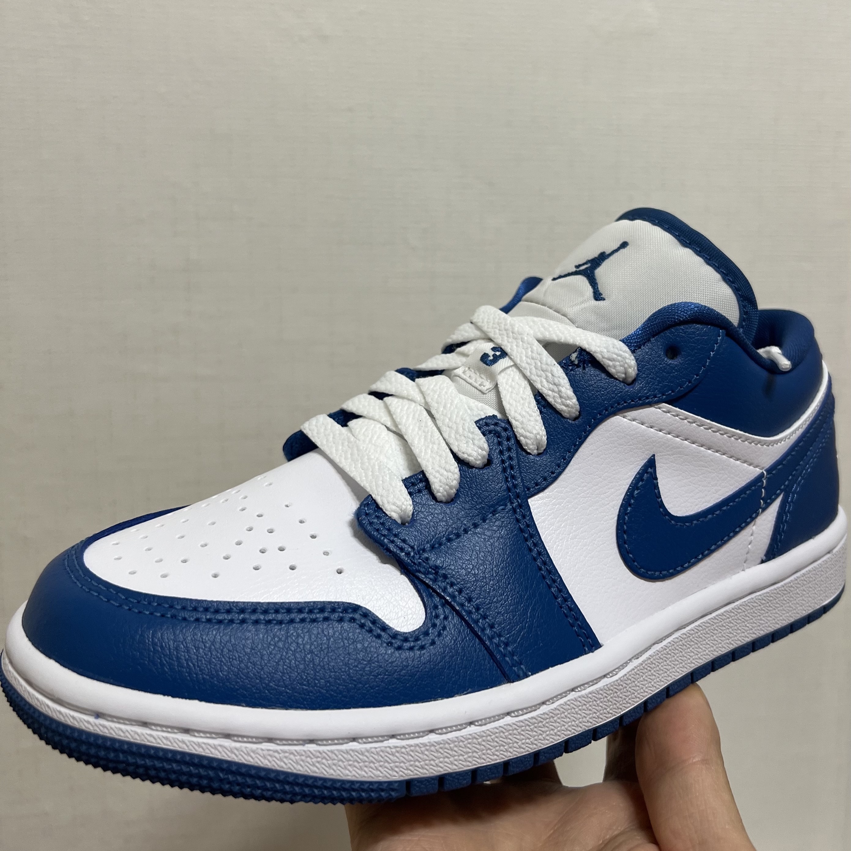 (W) Jordan 1 Low White Dark Marina Blue 착용 스타일 - 2
