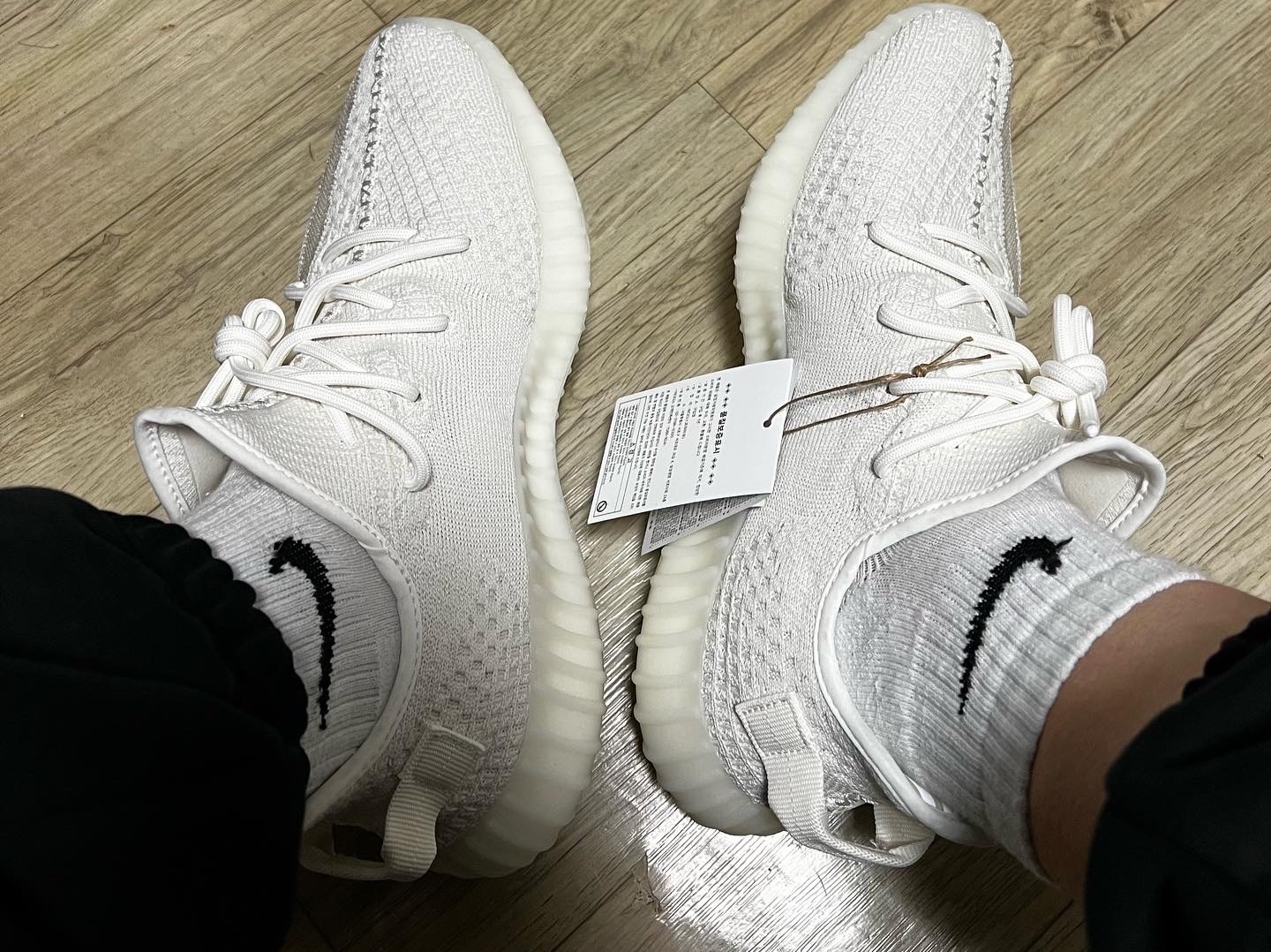 Adidas Yeezy Boost 350 V2 Bone 착용 스타일 - 5