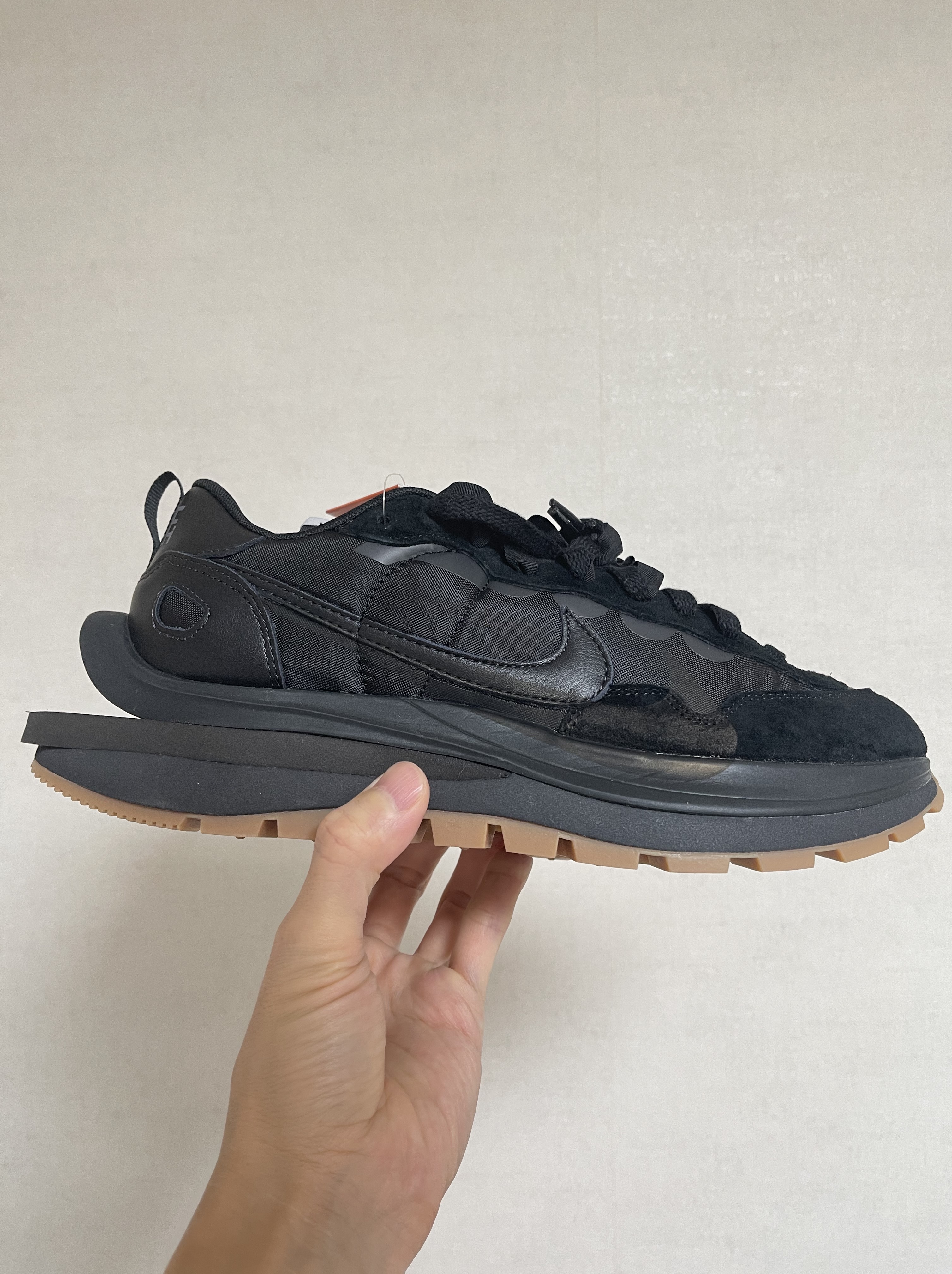 Nike x Sacai VaporWaffle Black and Gum, Nike x Sacai x Jean Paul Gaultier VaporWaffle Black White 착용 스타일 - 1