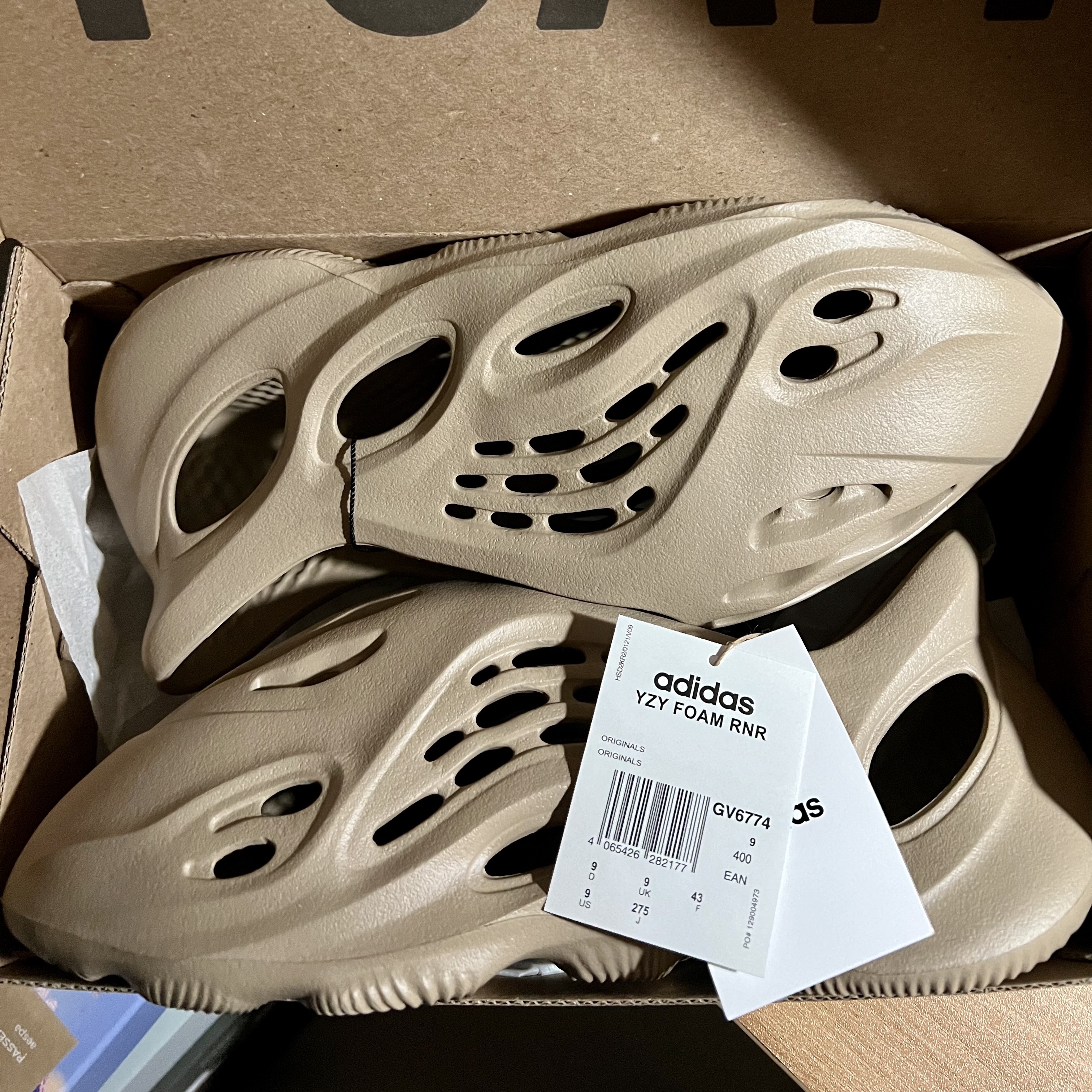 Adidas Yeezy Foam RNNR Mist 착용 스타일 - 3