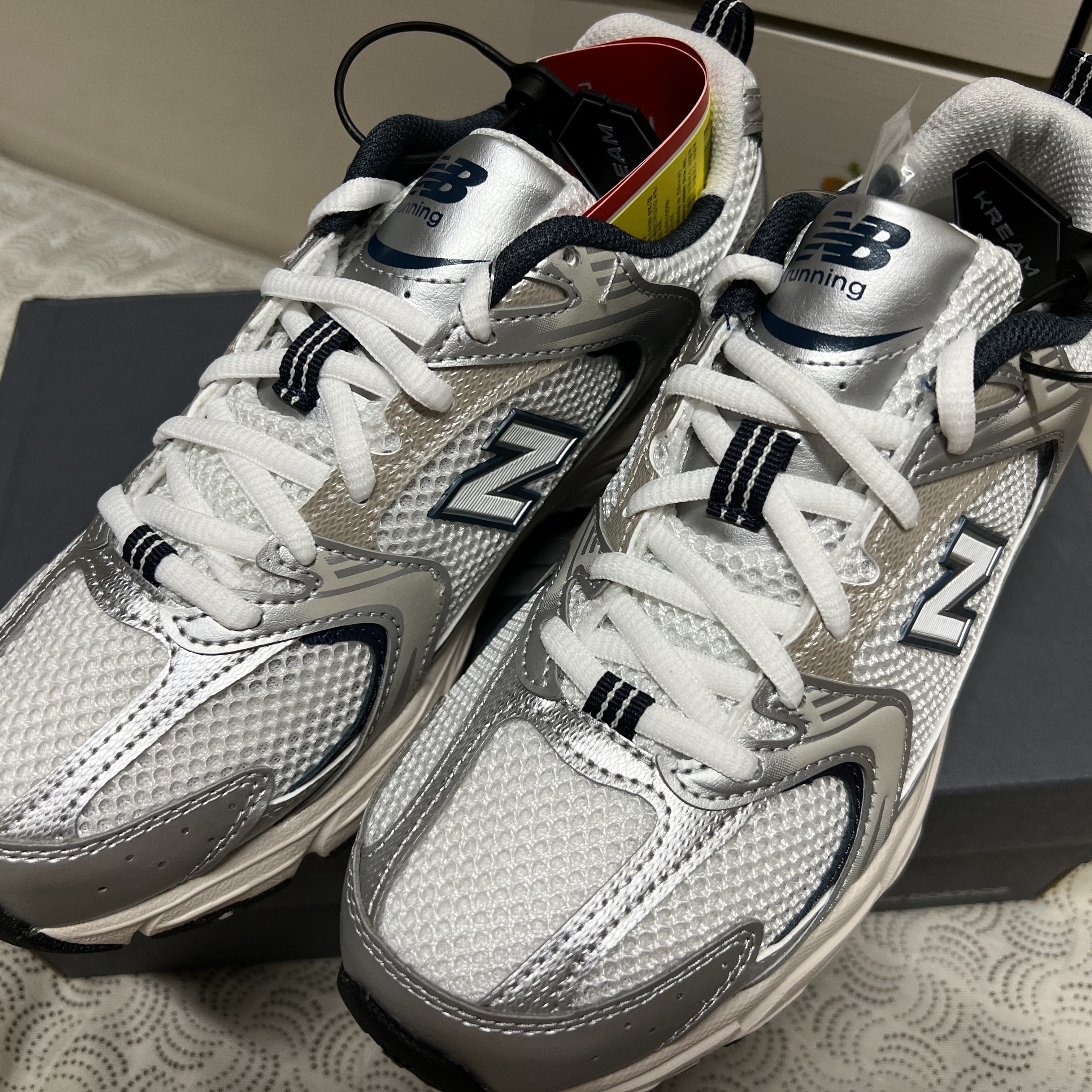 New Balance 530 Steel Grey 착용 스타일 - 3
