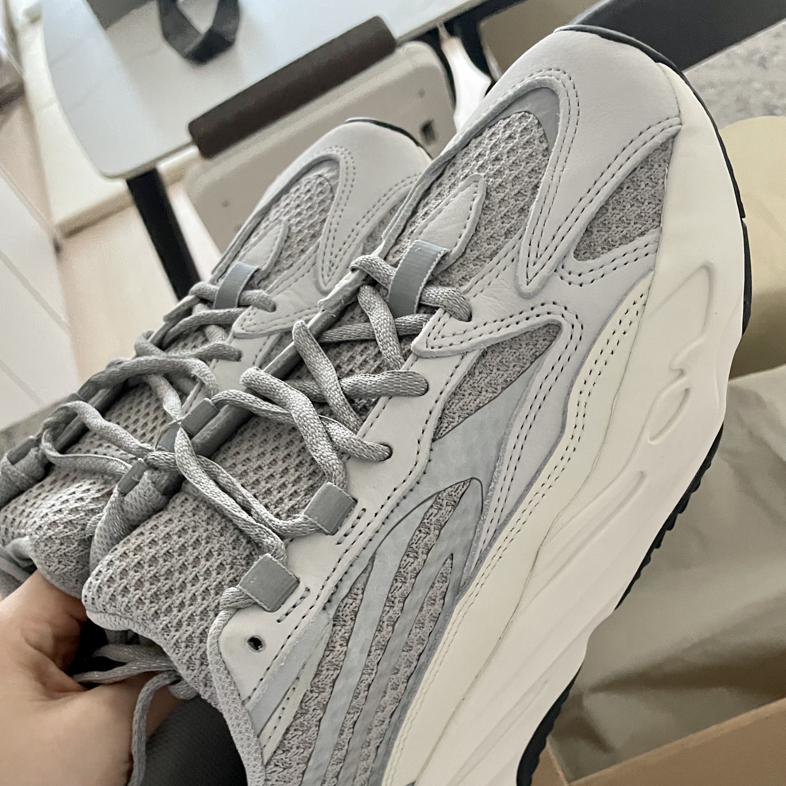 Adidas Yeezy Boost 700 V2 Static 2022 착용 스타일 - 2