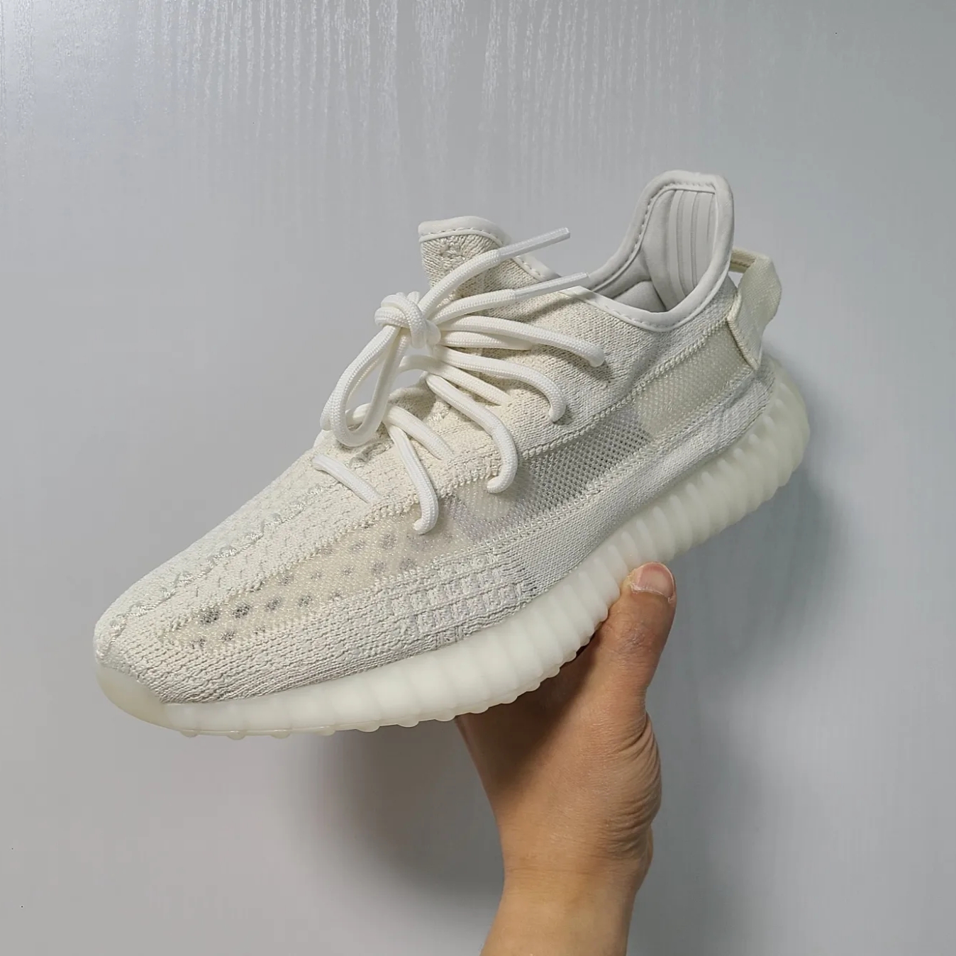 Adidas Yeezy Boost 350 V2 Bone 착용 스타일 - 1
