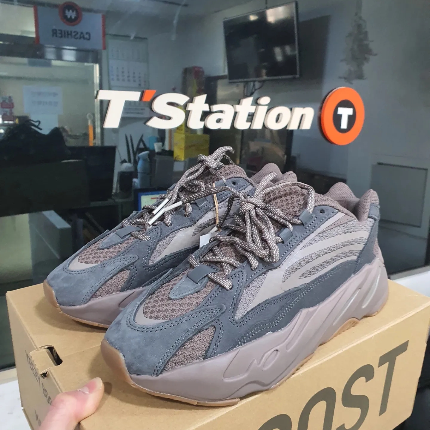 Adidas Yeezy Boost 700 V2 Mauve 착용 스타일 - 3