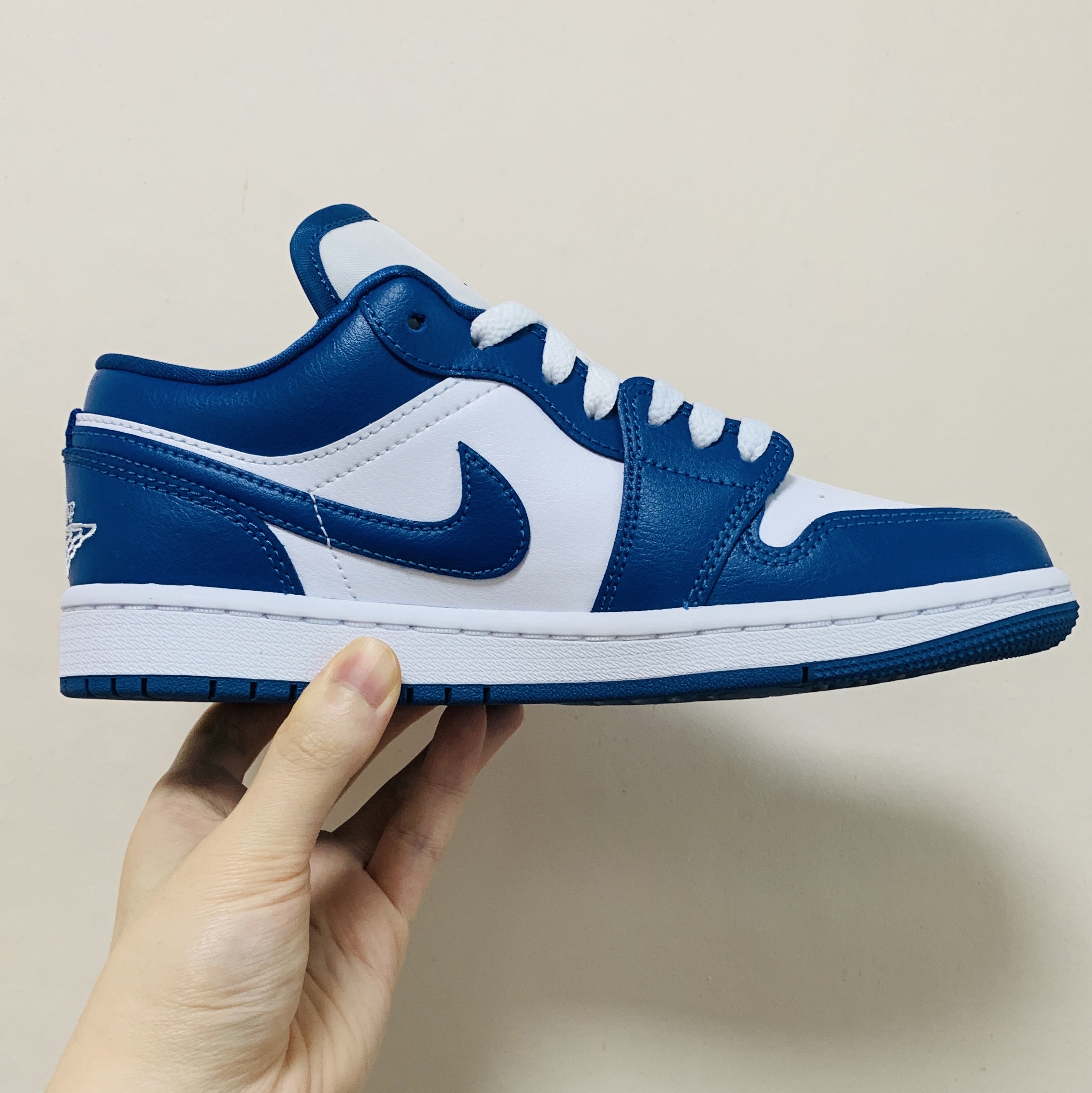 (W) Jordan 1 Low White Dark Marina Blue 착용 스타일 - 1