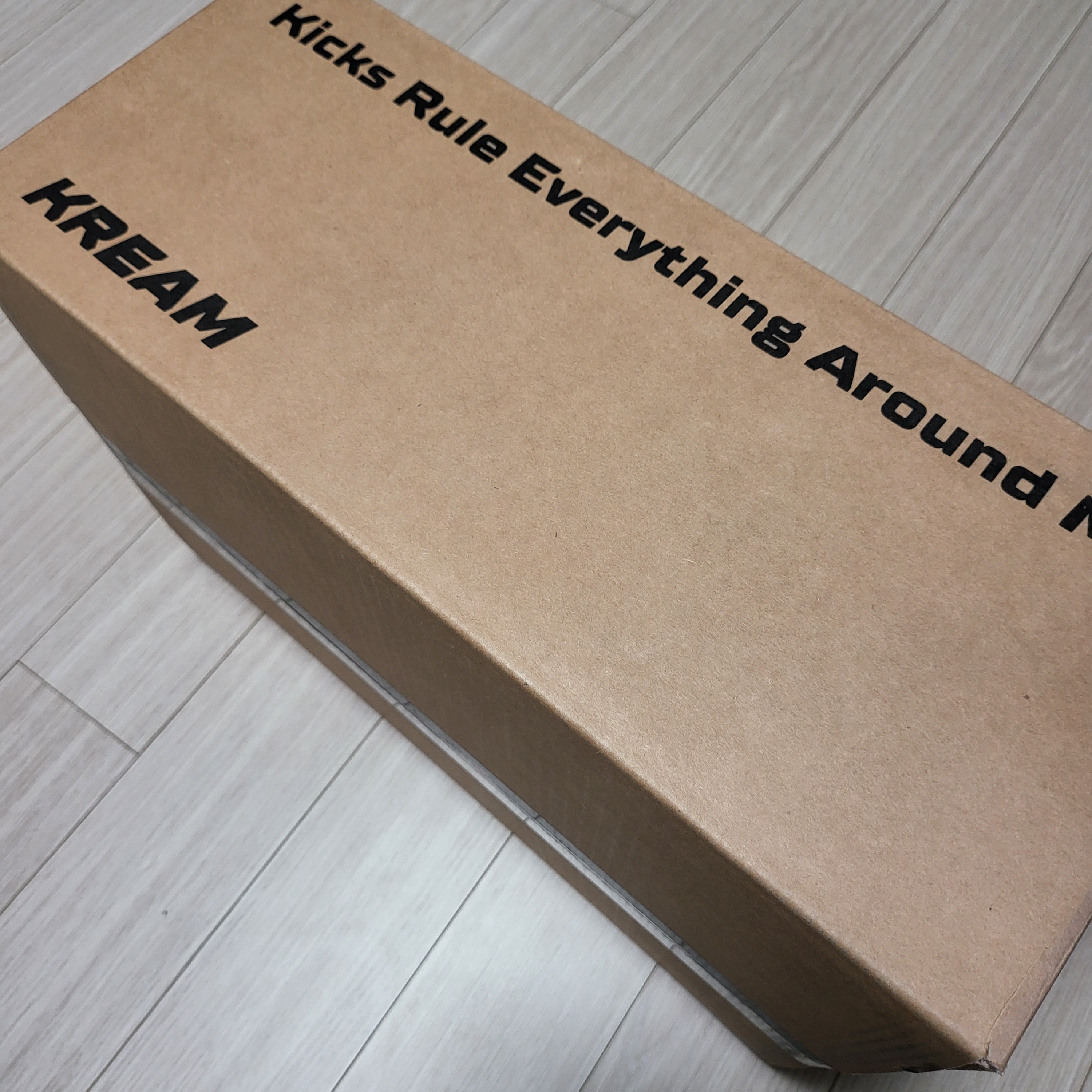 Off-White x Amore Pacific Protection Box (Without Cosmetics) 착용 스타일 - 1