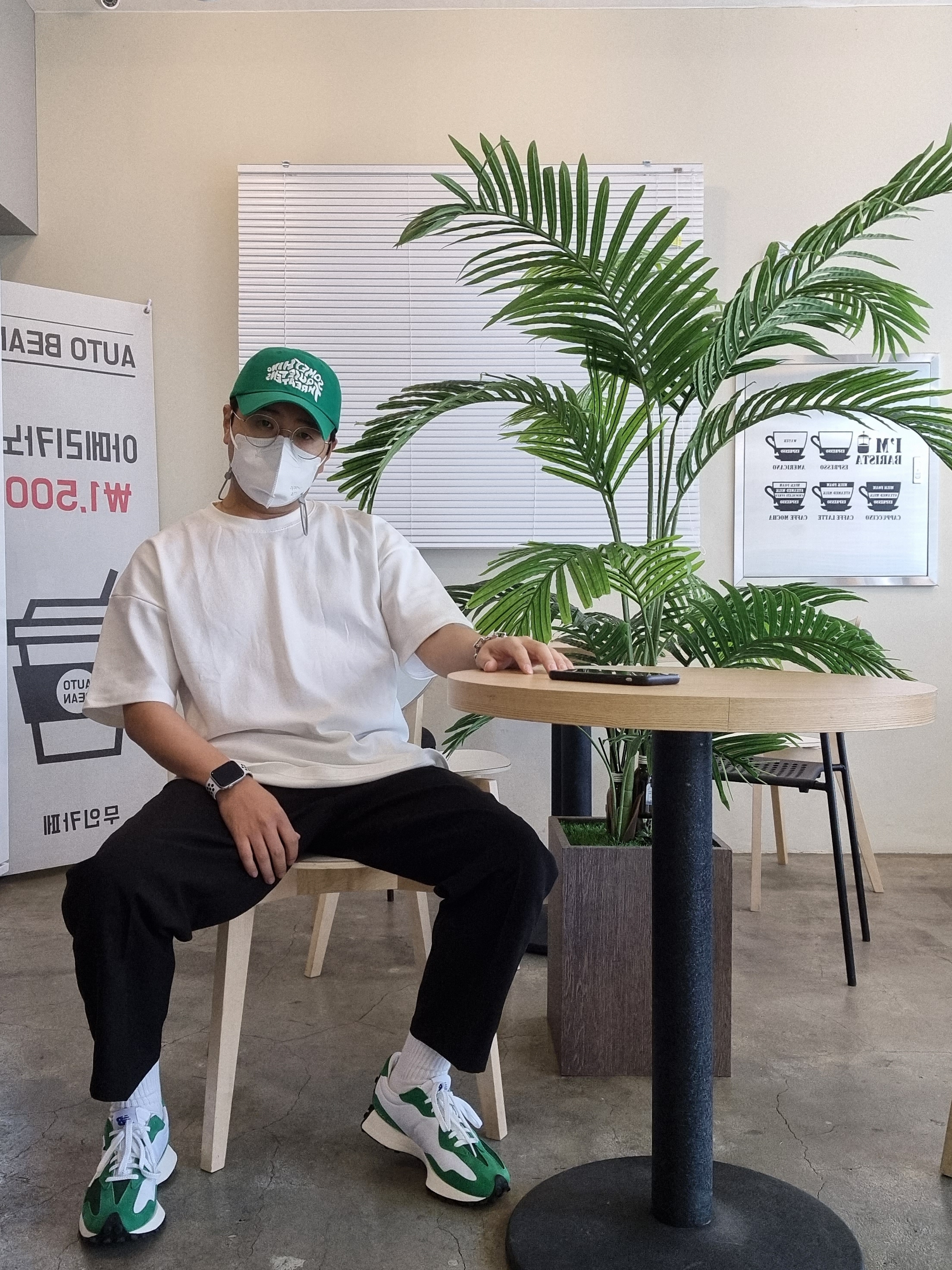 New Balance 327 Varsity Green 착용 스타일 - 1