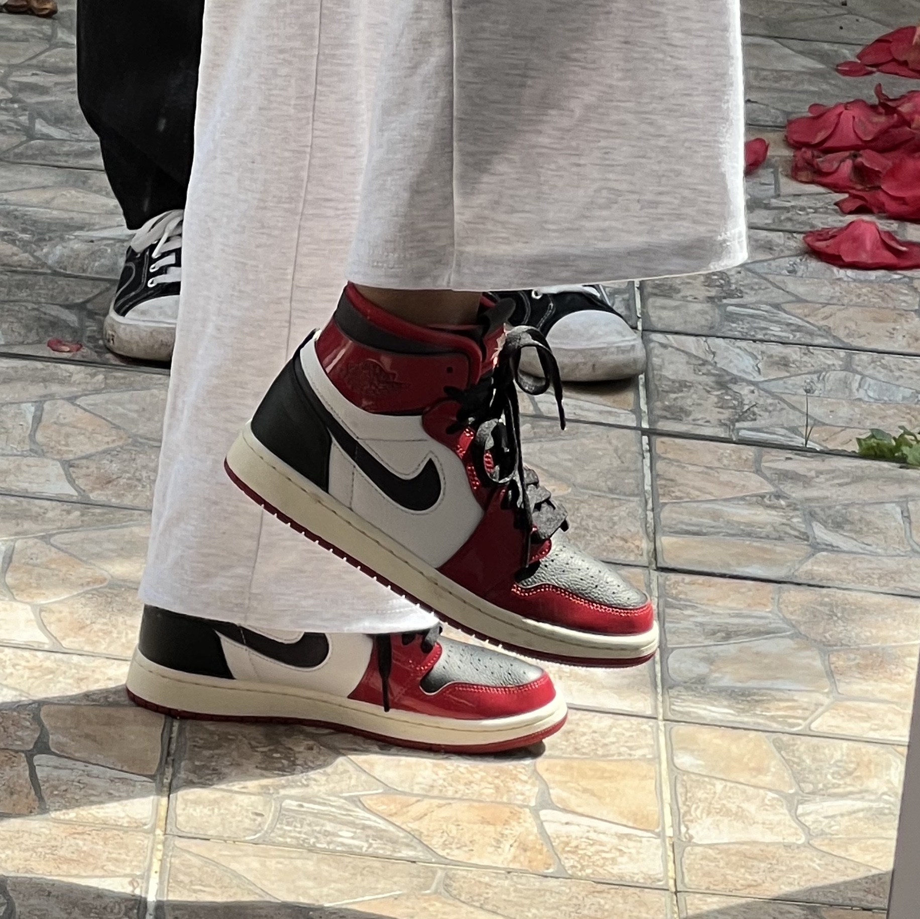 (W) Jordan 1 Zoom Air CMFT Gym Red Black 착용 스타일 - 2