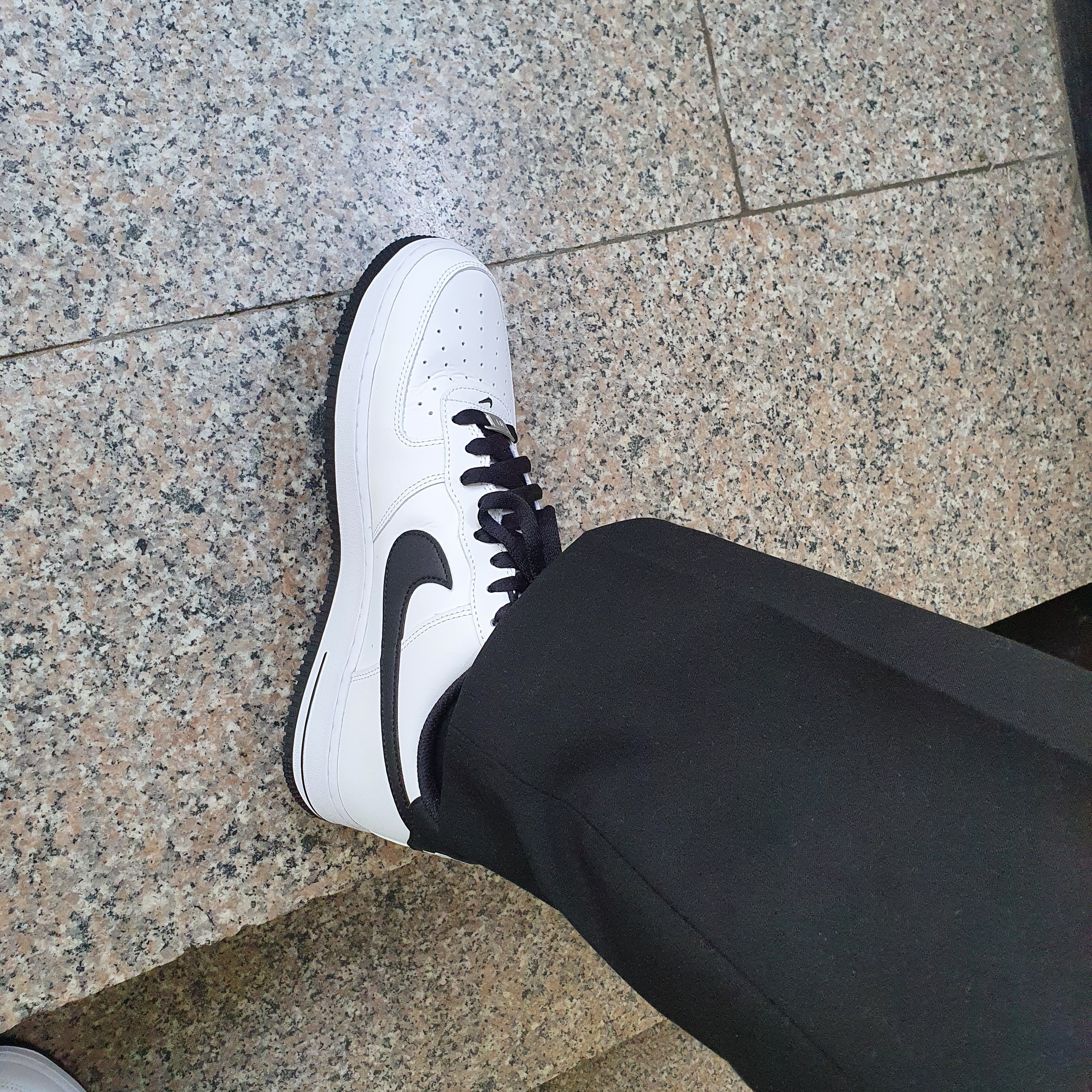 Nike Air Force 1 '07 White Black 착용 스타일