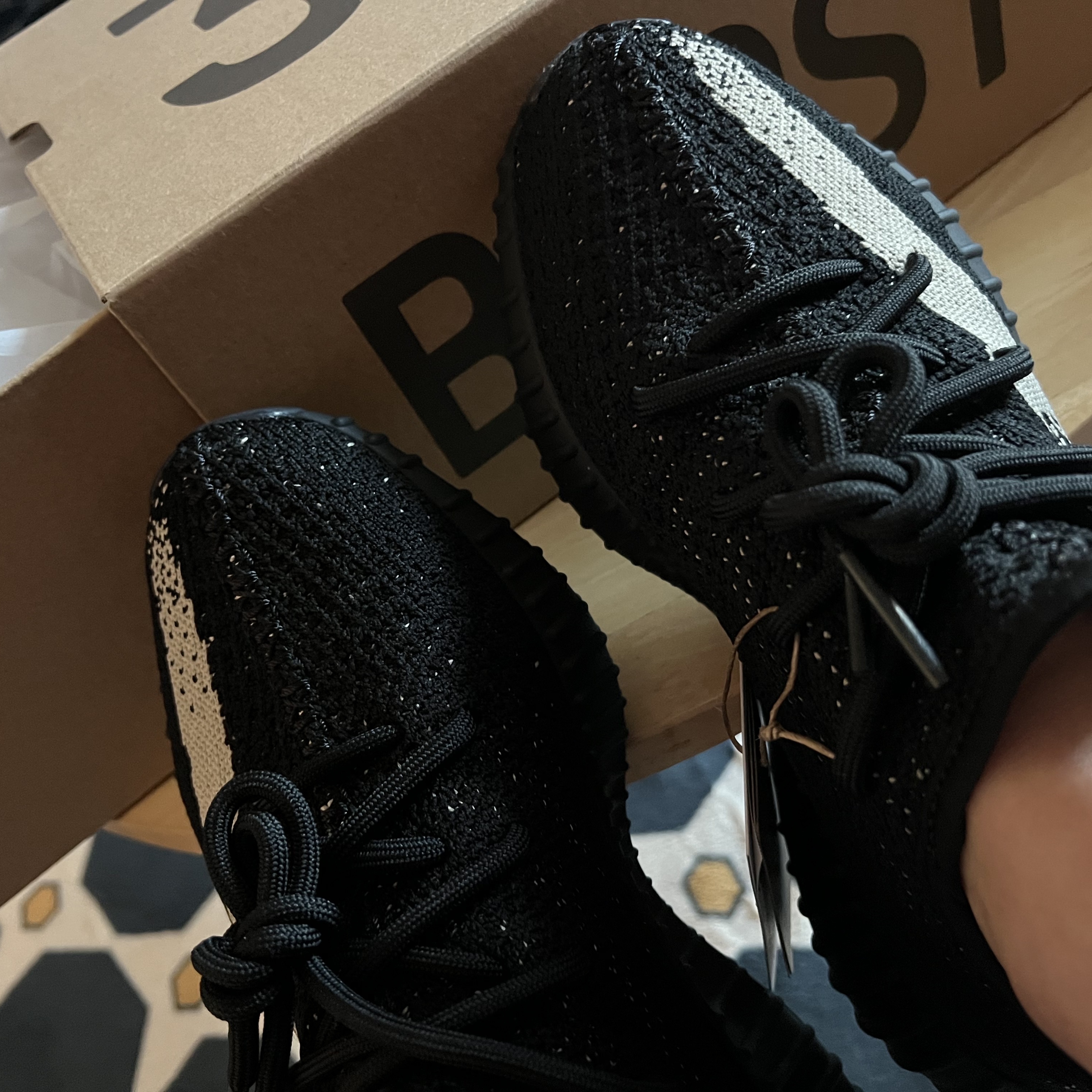 Adidas Yeezy Boost 350 V2 Core Black White 2022 착용 스타일