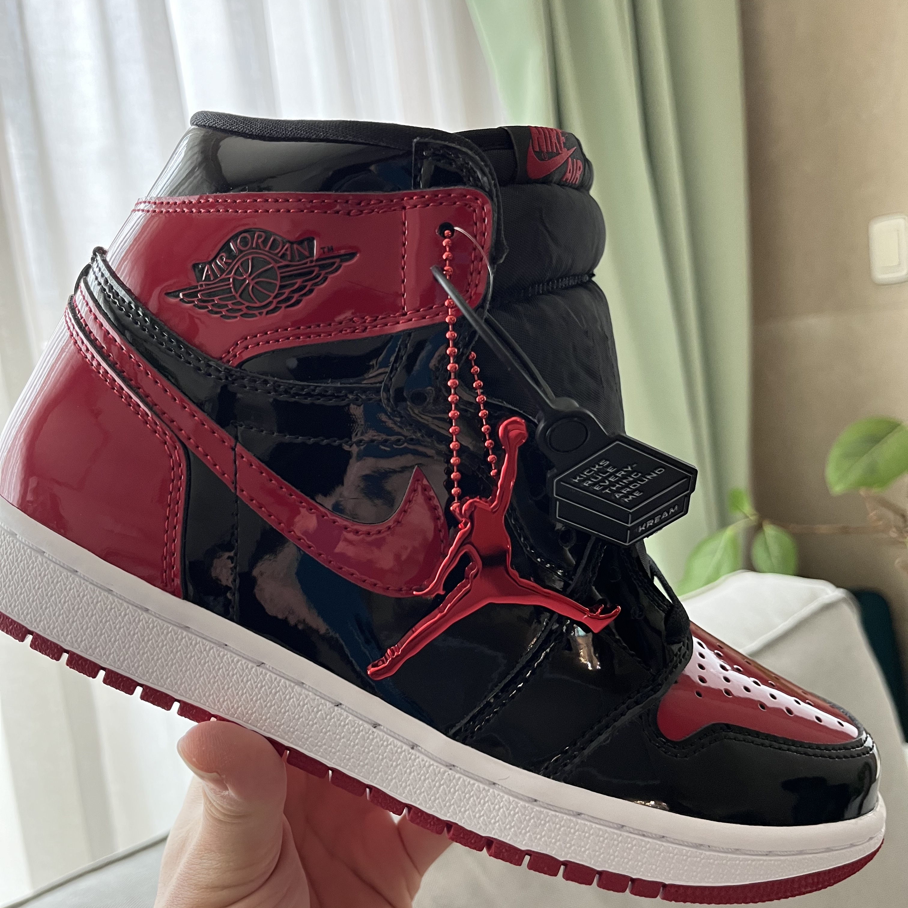 Jordan 1 Retro High OG Patent Bred 착용 스타일 - 3