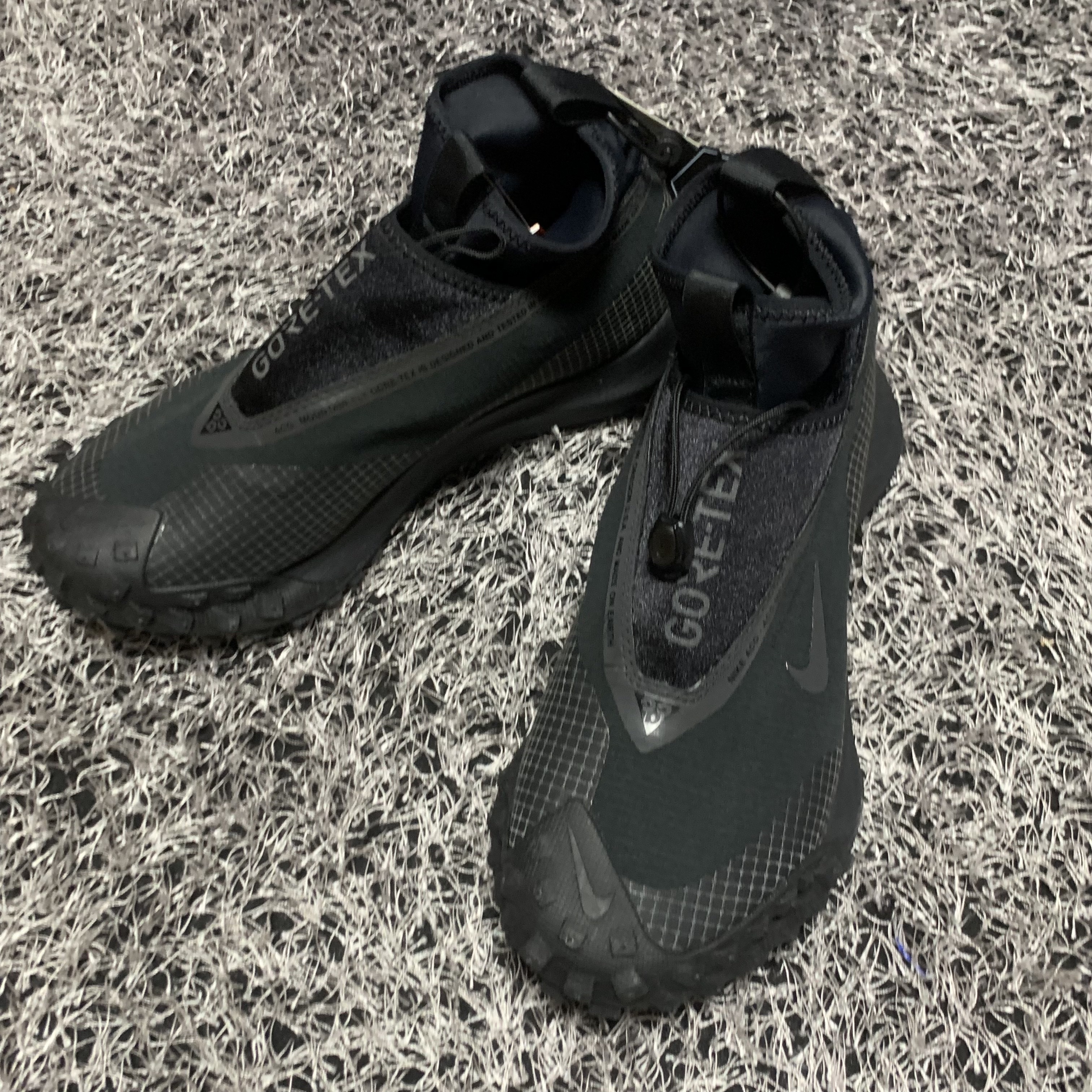 Nike ACG Mountain Fly Gore-Tex Black and Dark Grey 착용 스타일