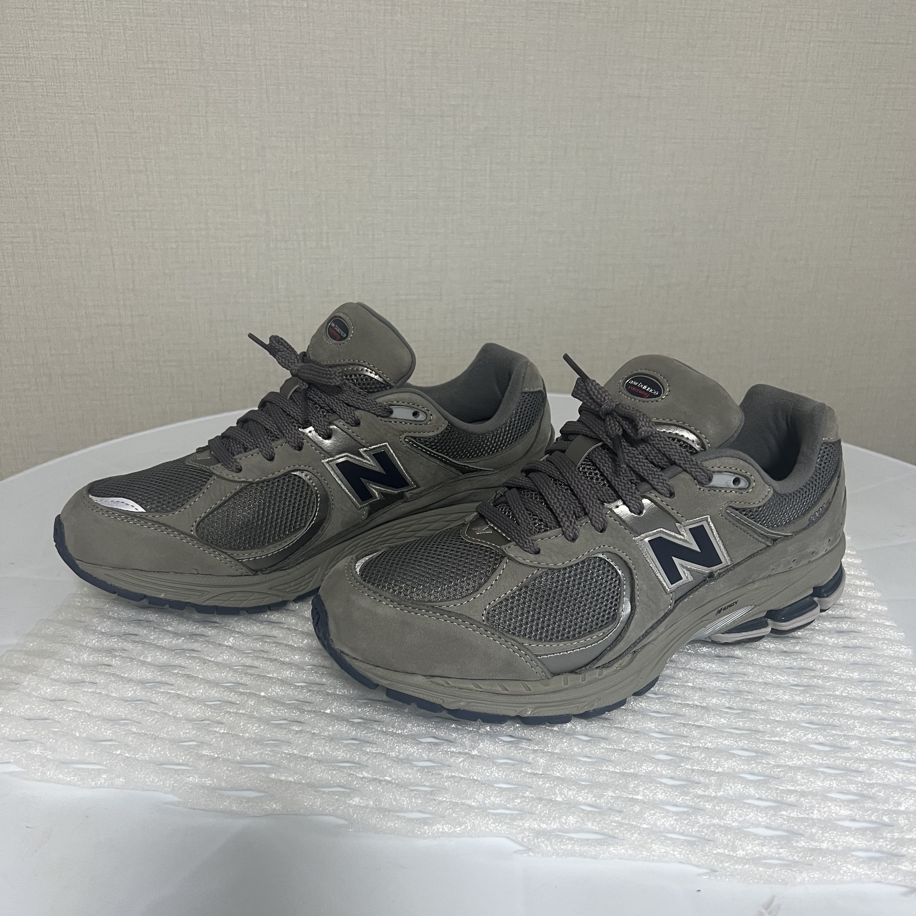 New Balance 2002R Gray 착용 스타일 - 3