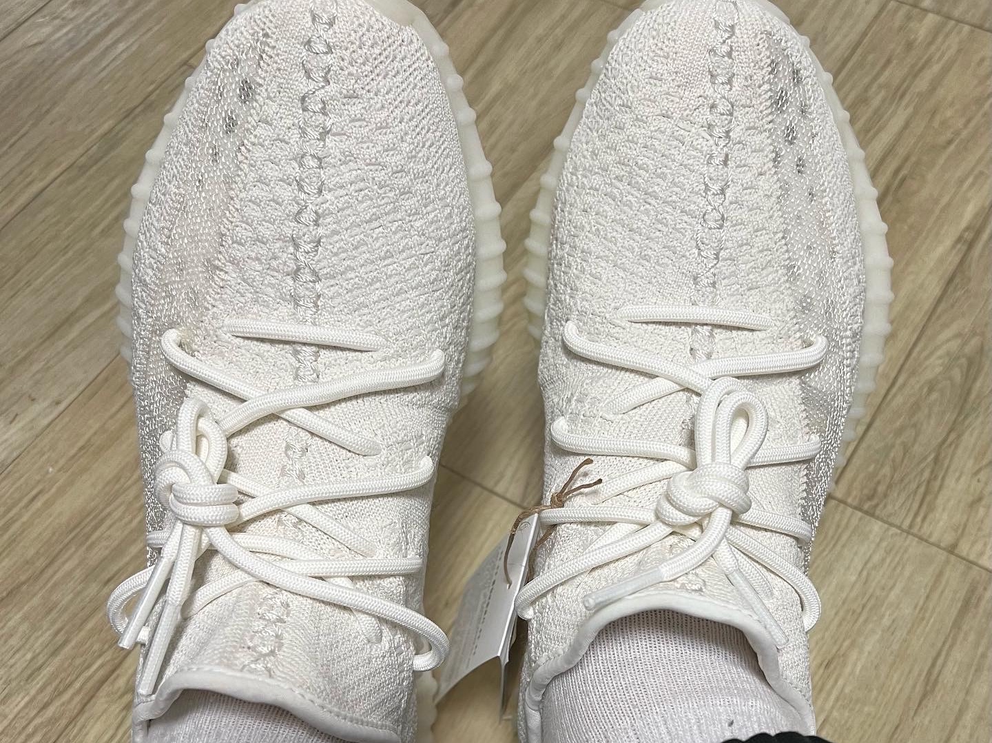 Adidas Yeezy Boost 350 V2 Bone 착용 스타일 - 4