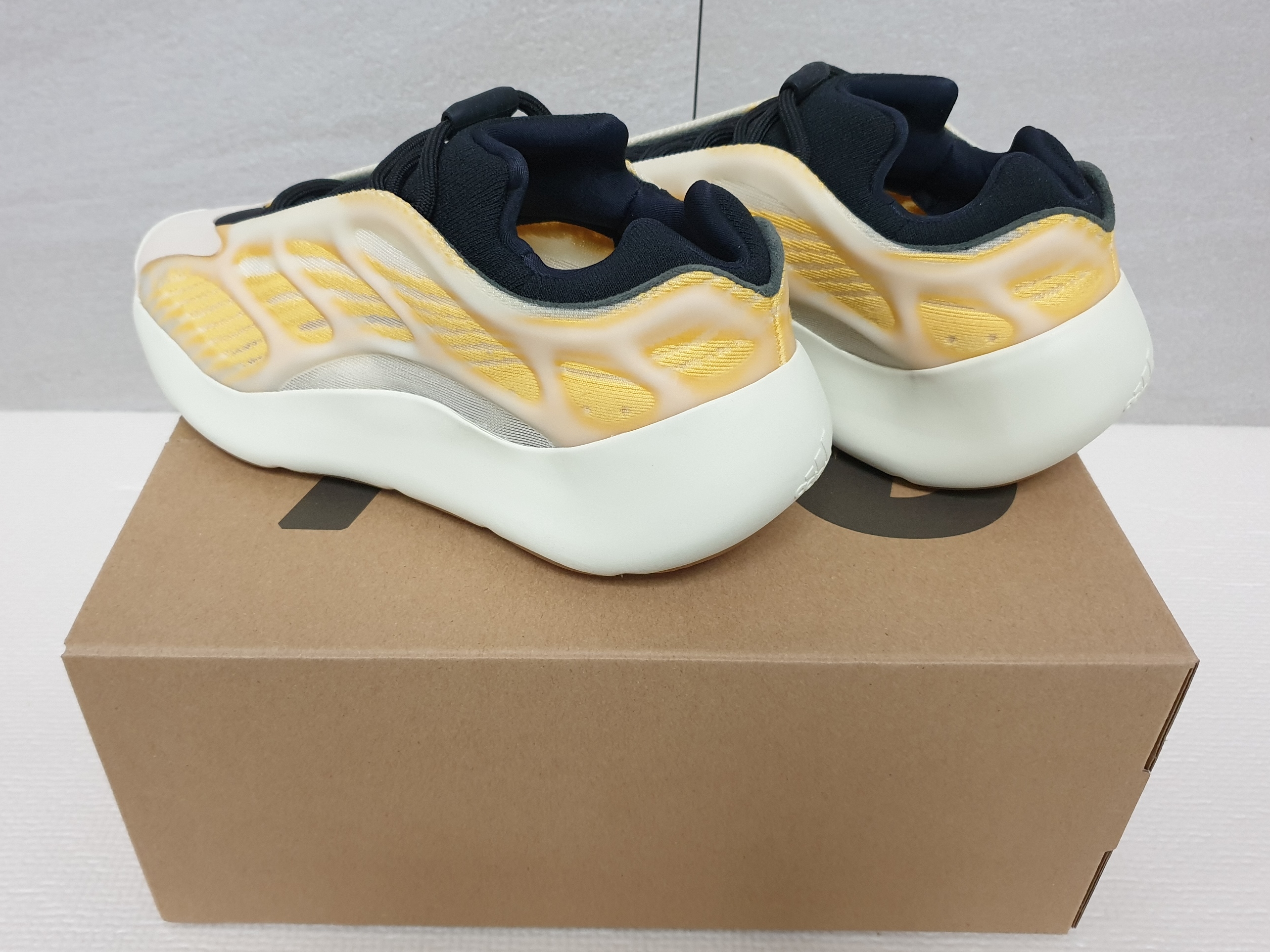 Adidas Yeezy 700 V3 Mono Safflower 착용 스타일 - 2