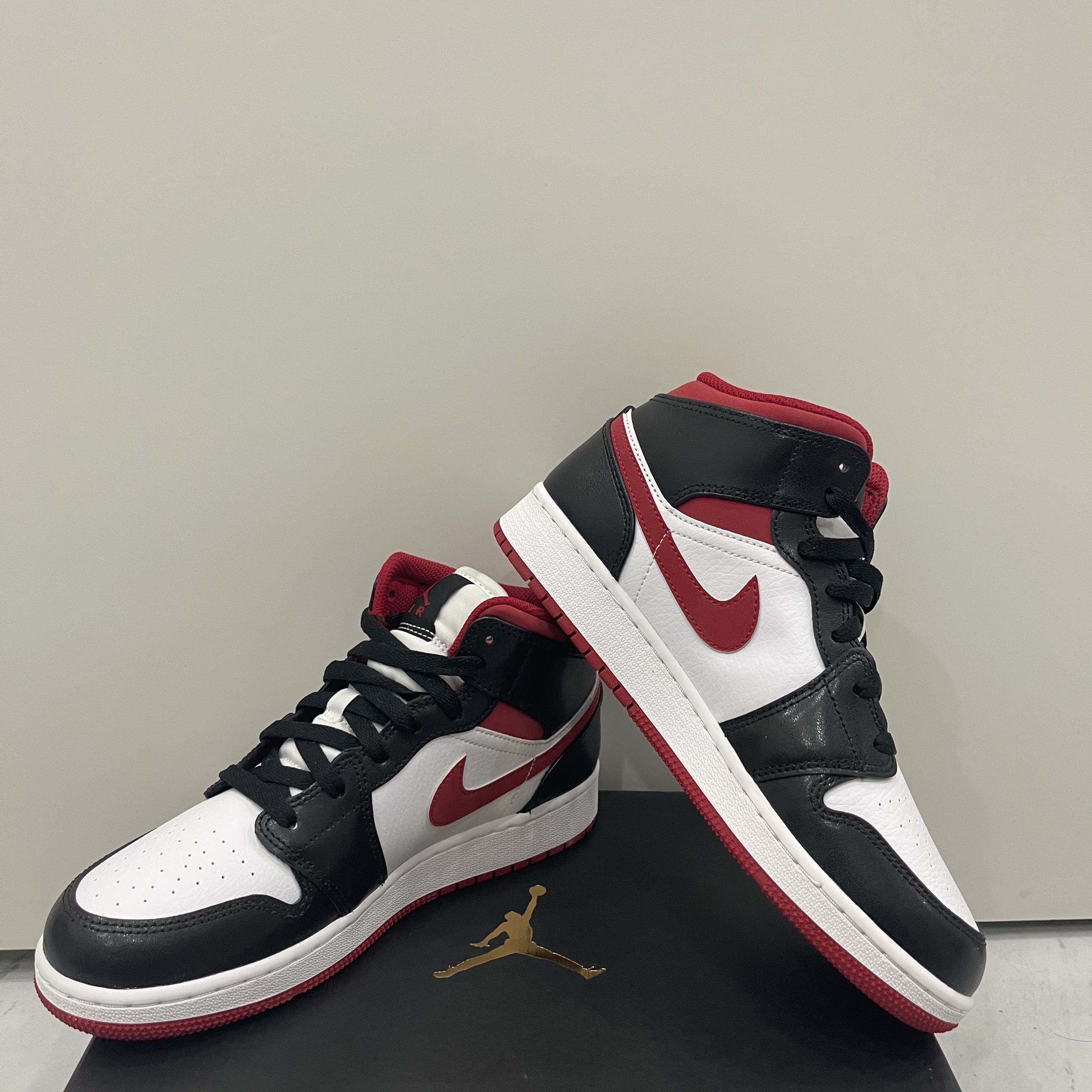 (GS) Jordan 1 Mid Gym Red Black White 착용 스타일