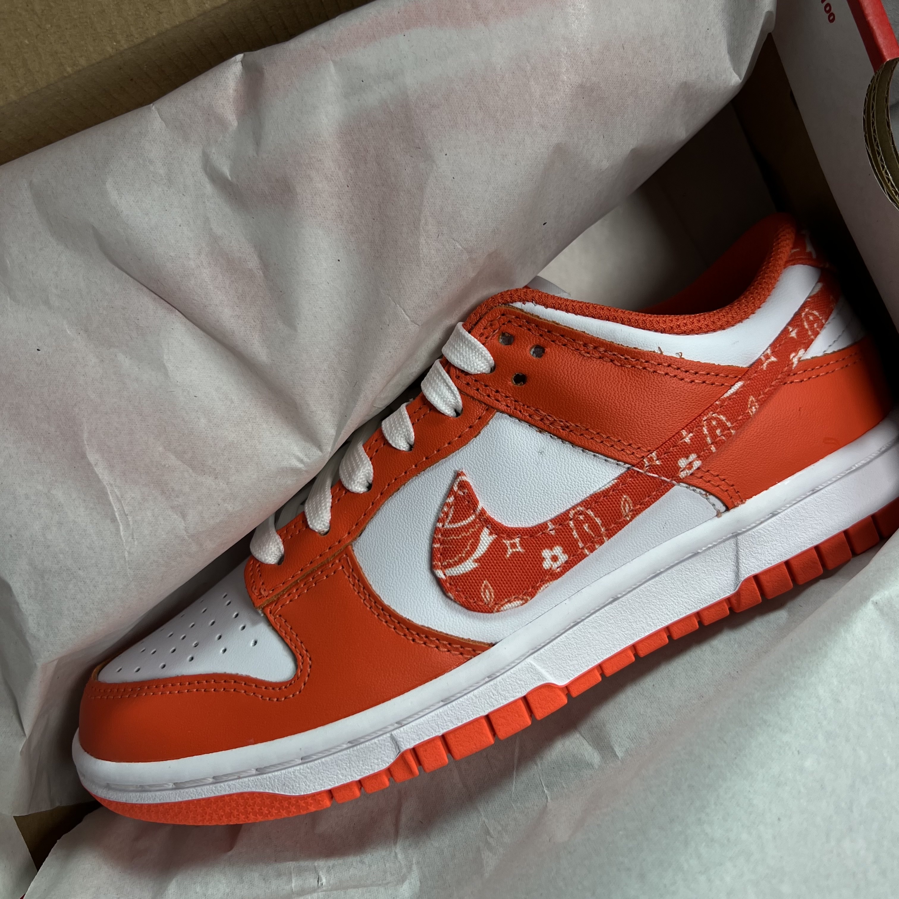 (W) Nike Dunk Low Essential Orange Paisley 착용 스타일