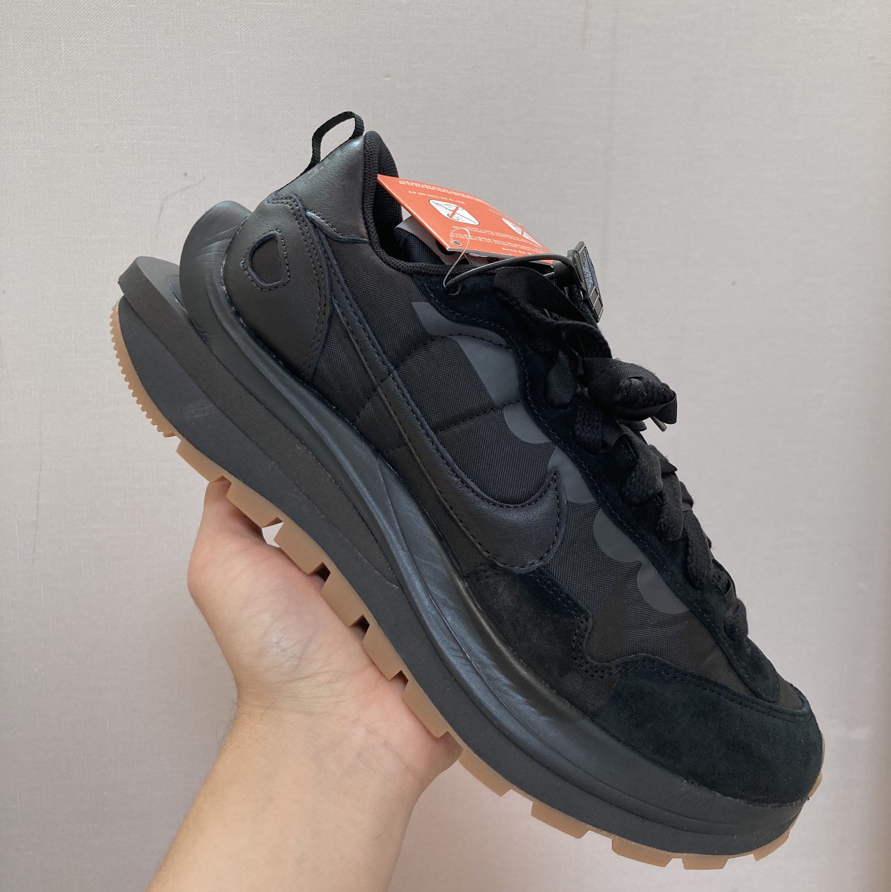 Nike x Sacai VaporWaffle Black and Gum 착용 스타일 - 3