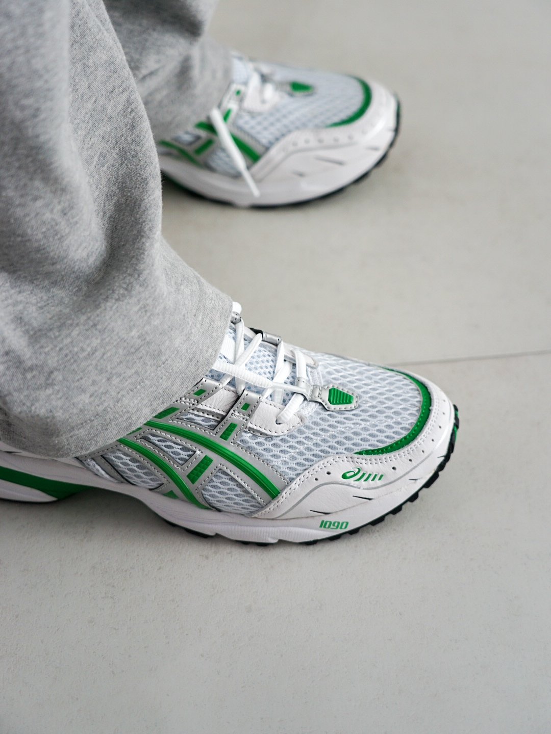 Asics Gel-1090 White Green 착용 스타일 - 1