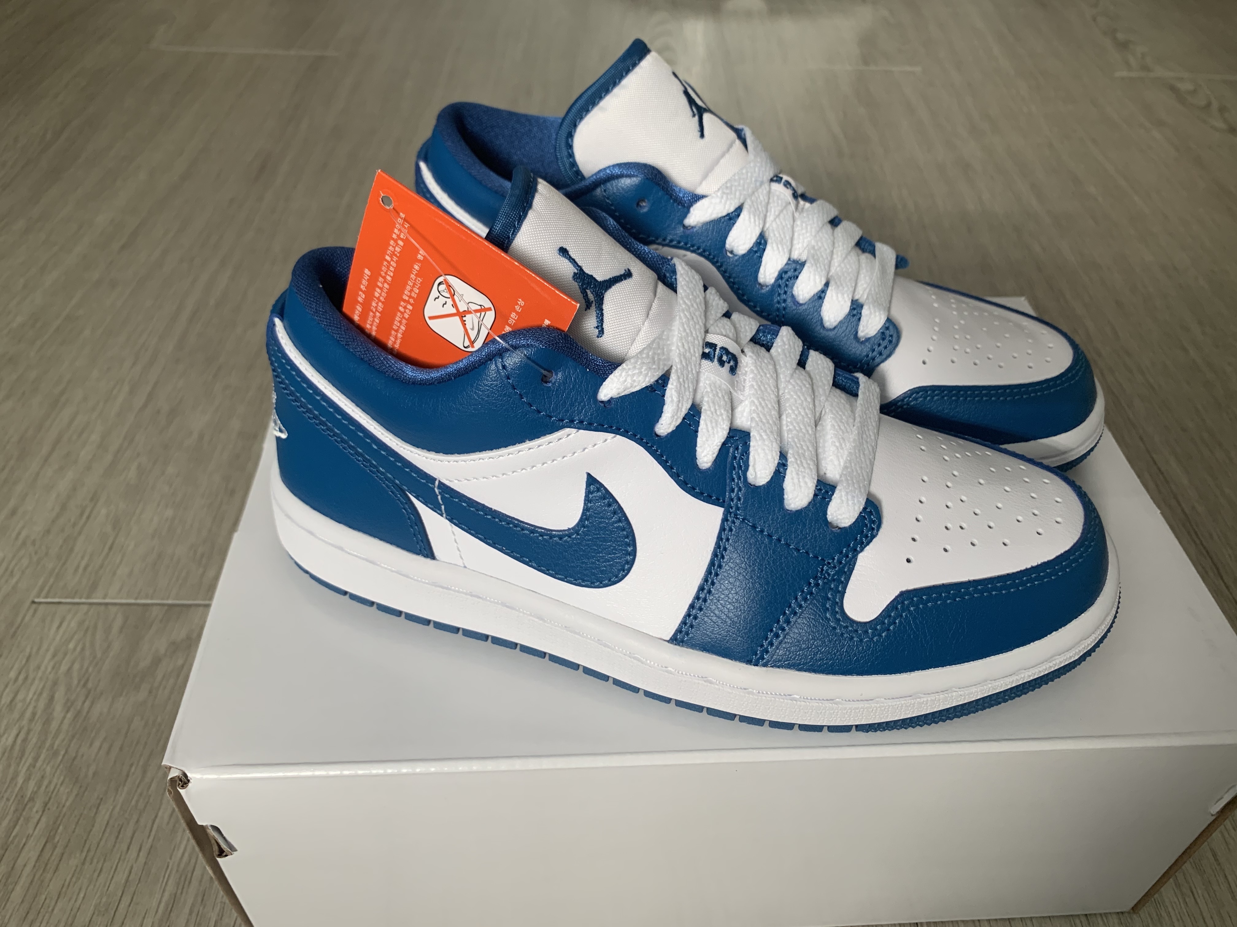 (W) Jordan 1 Low White Dark Marina Blue 착용 스타일 - 2