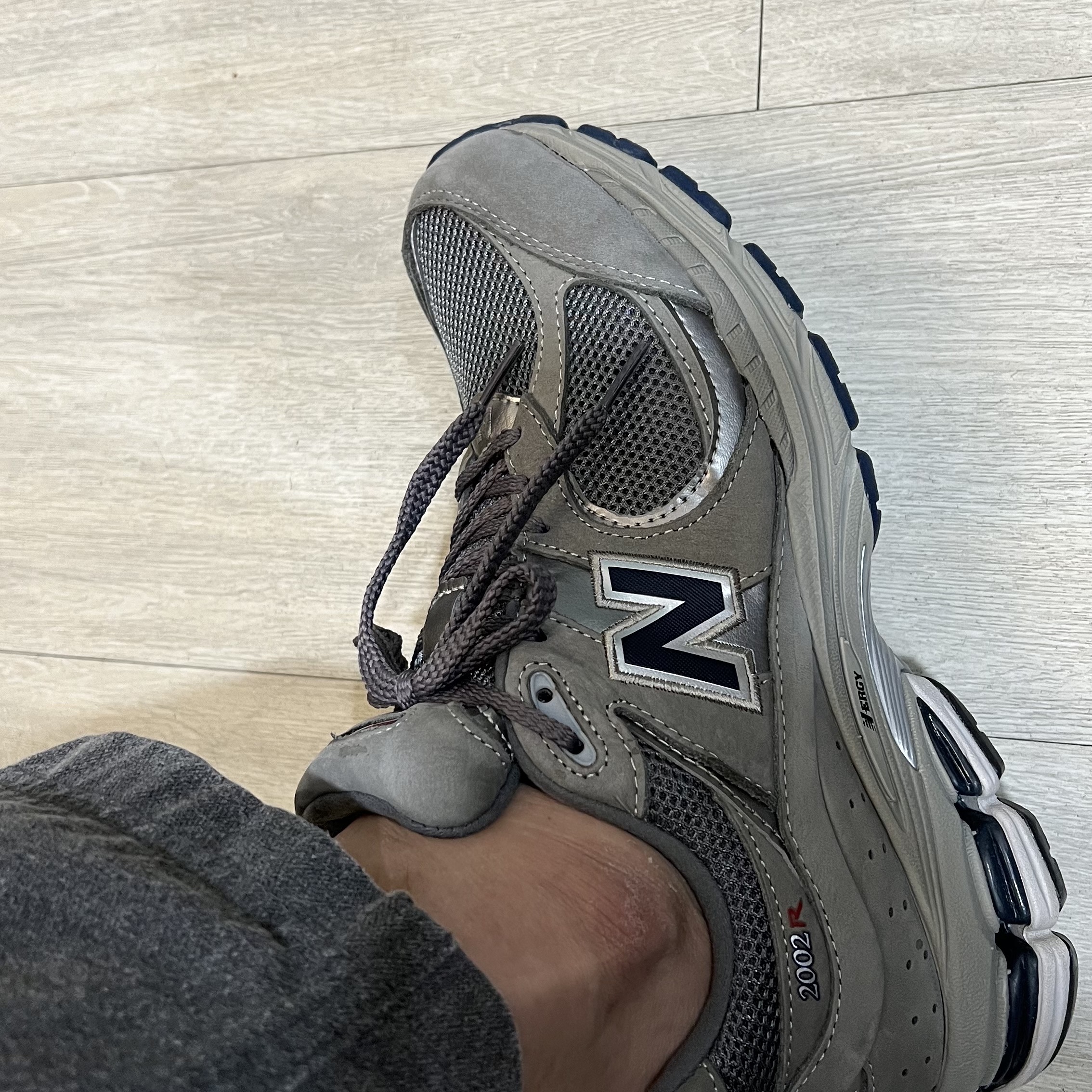 New Balance 2002R Gray 착용 스타일 - 2