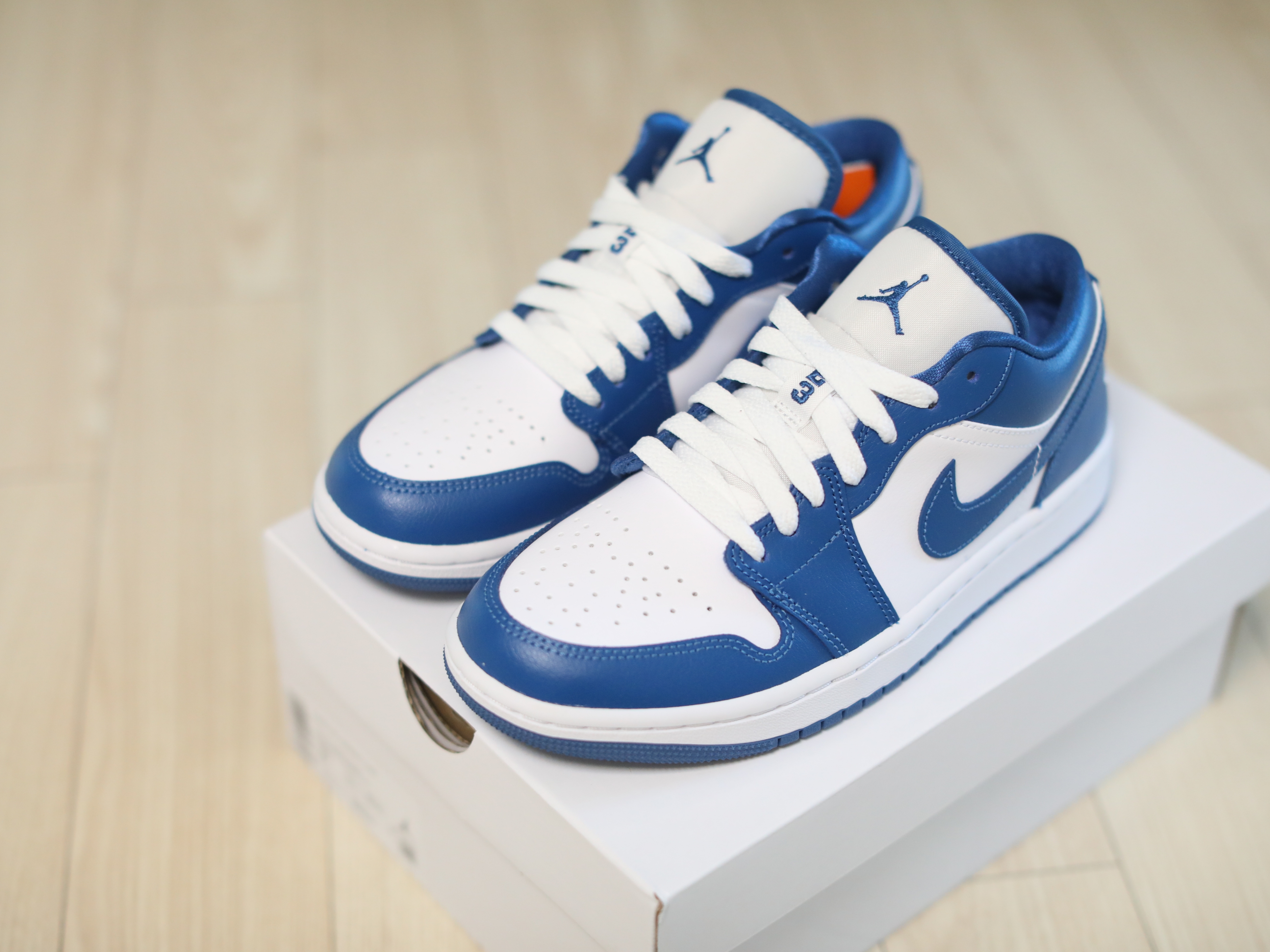 (W) Jordan 1 Low White Dark Marina Blue 착용 스타일 - 1