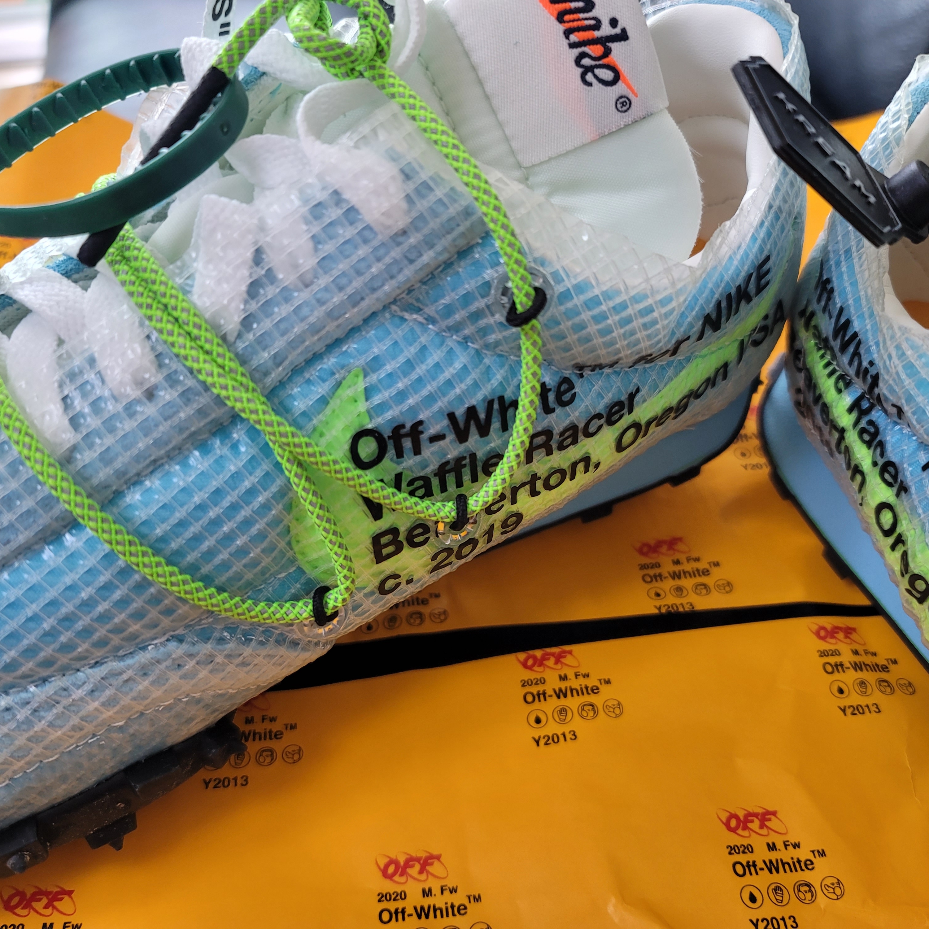 (W) Nike x Off-White Waffle Racer Vivid Sky 착용 스타일 - 3
