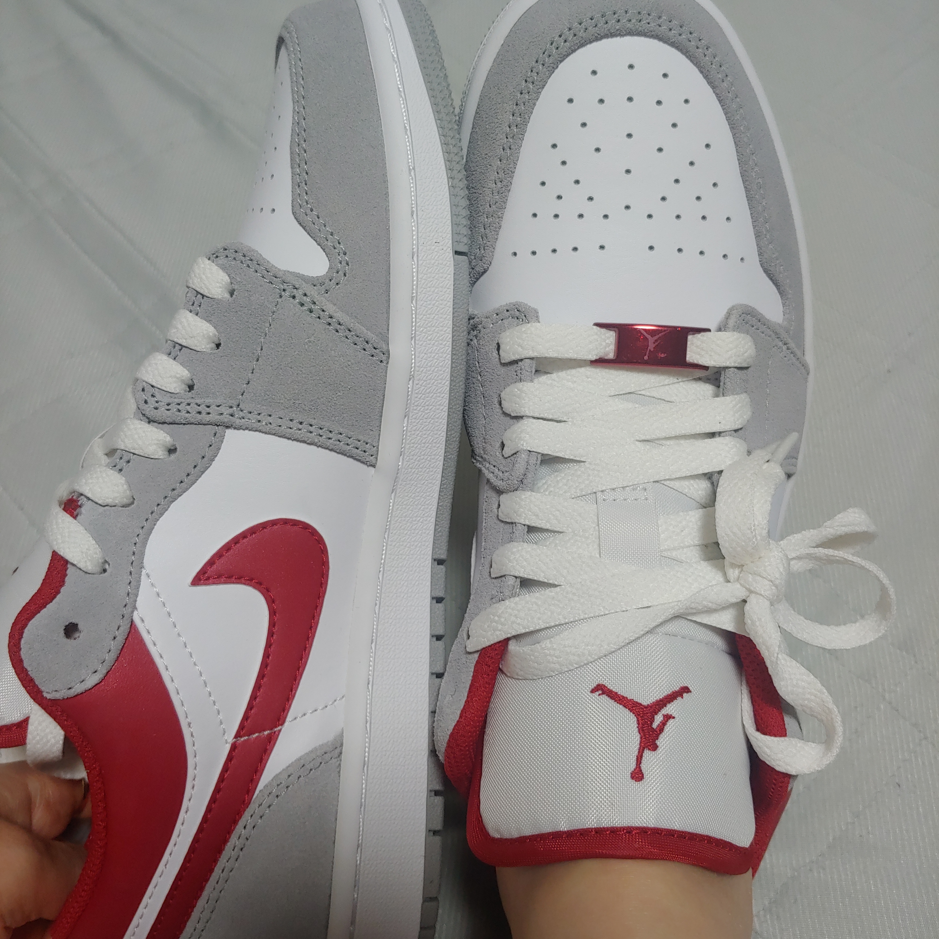 Jordan 1 Low SE Light Smoke Grey Gym Red 착용 스타일