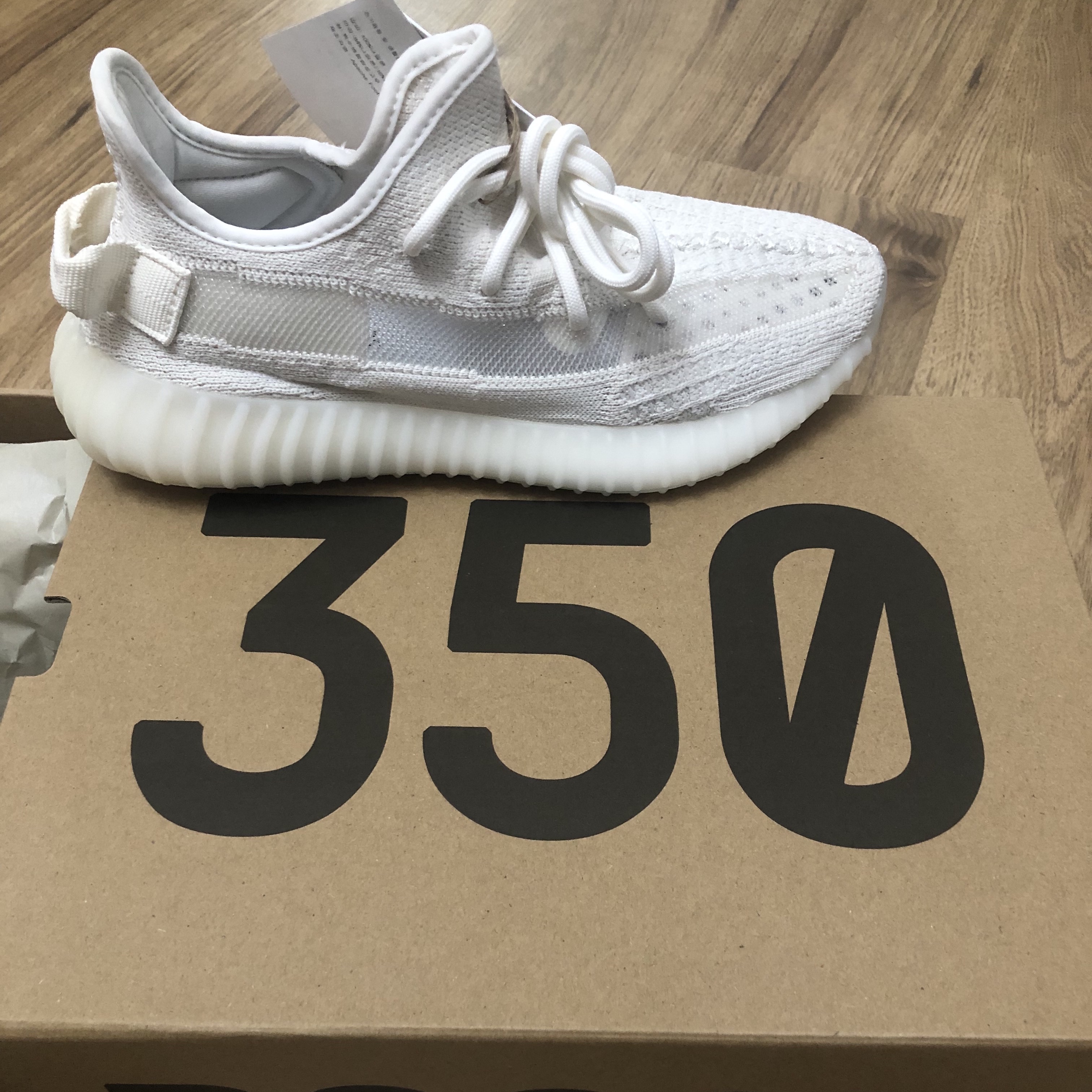 Adidas Yeezy Boost 350 V2 Bone 착용 스타일