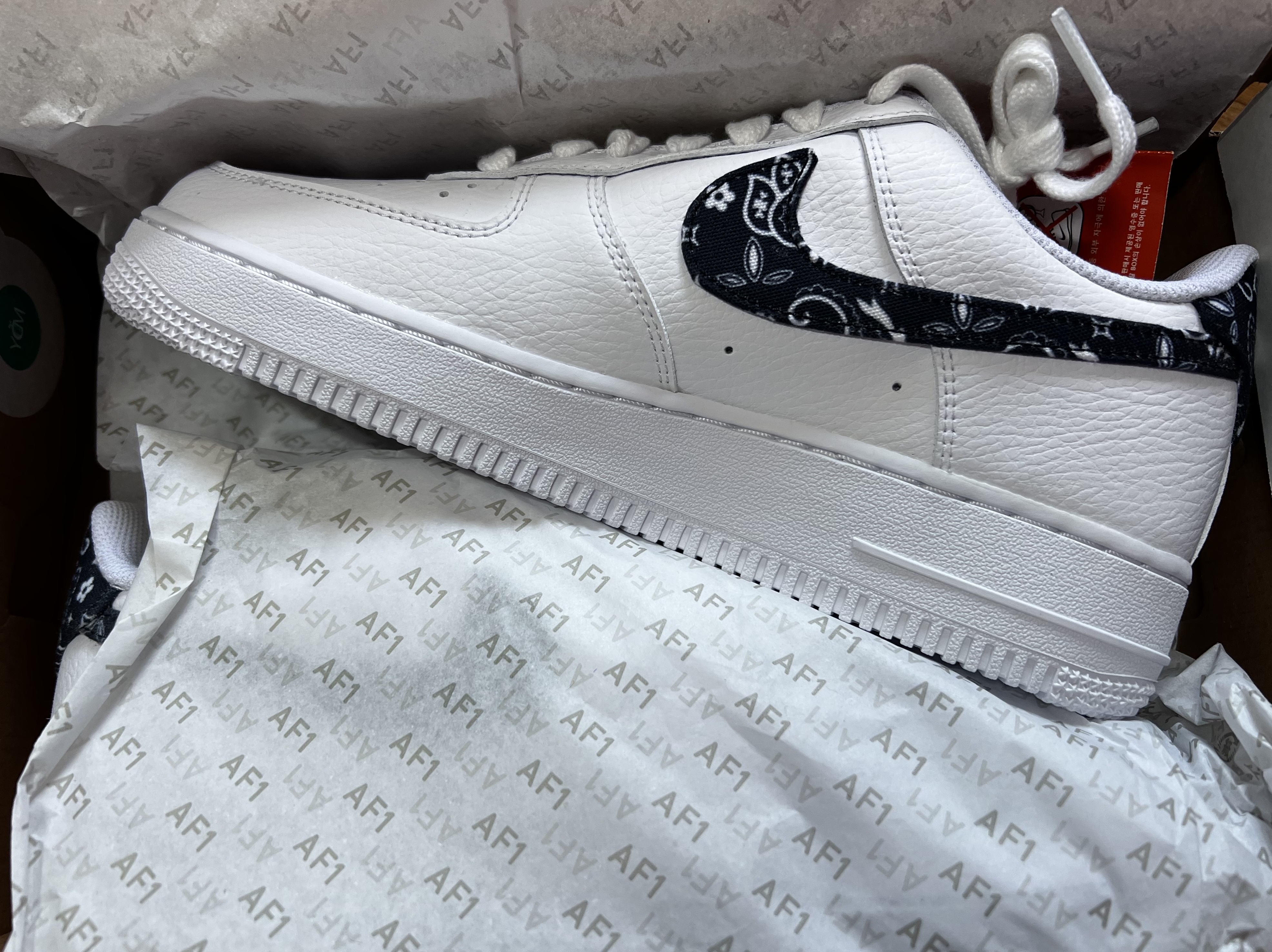 (W) Nike Air Force 1 '07 Essential Paisley Swoosh White Black 착용 스타일