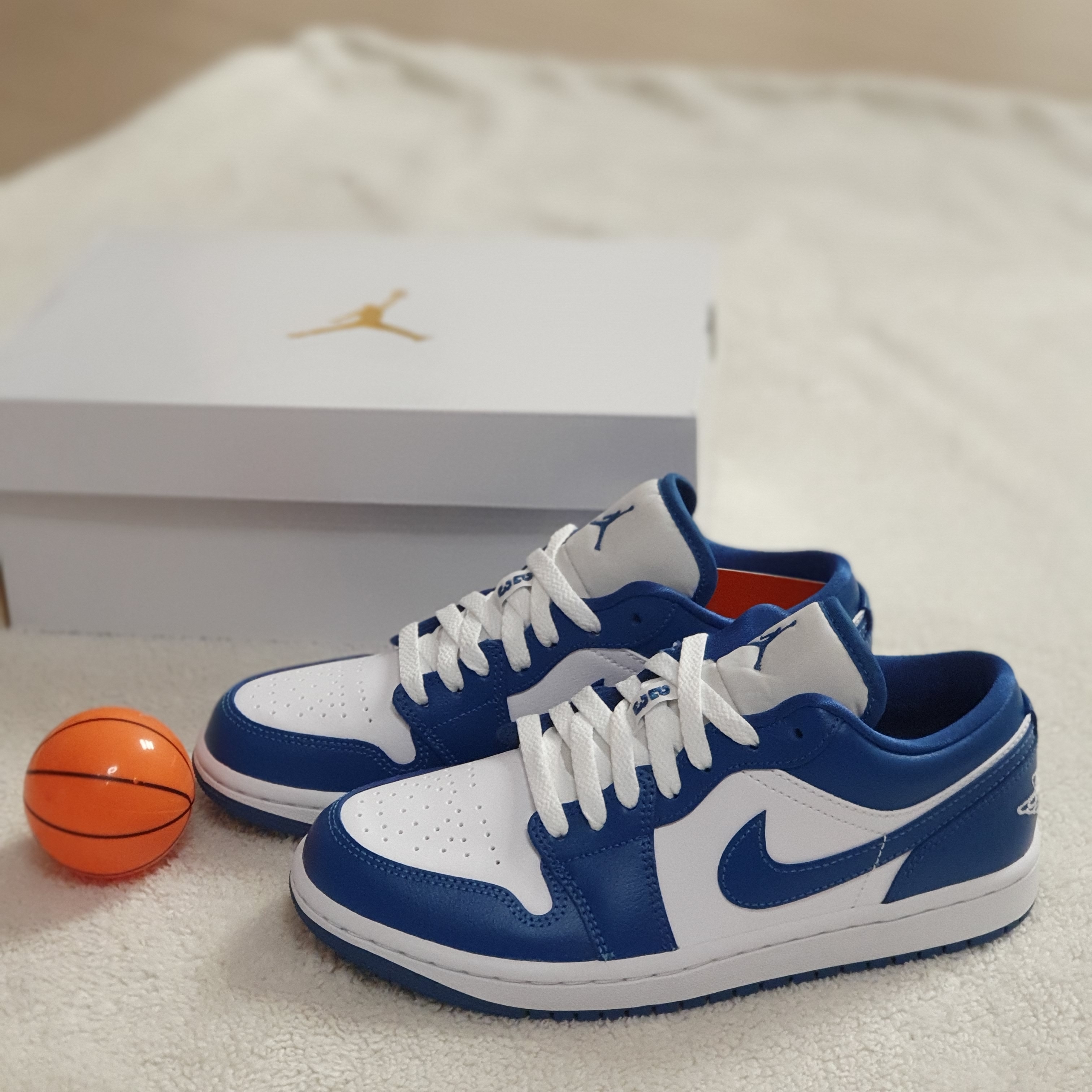 (W) Jordan 1 Low White Dark Marina Blue 착용 스타일 - 1
