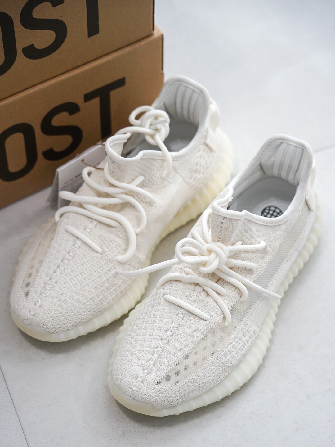 Adidas Yeezy Boost 350 V2 Bone 착용 스타일