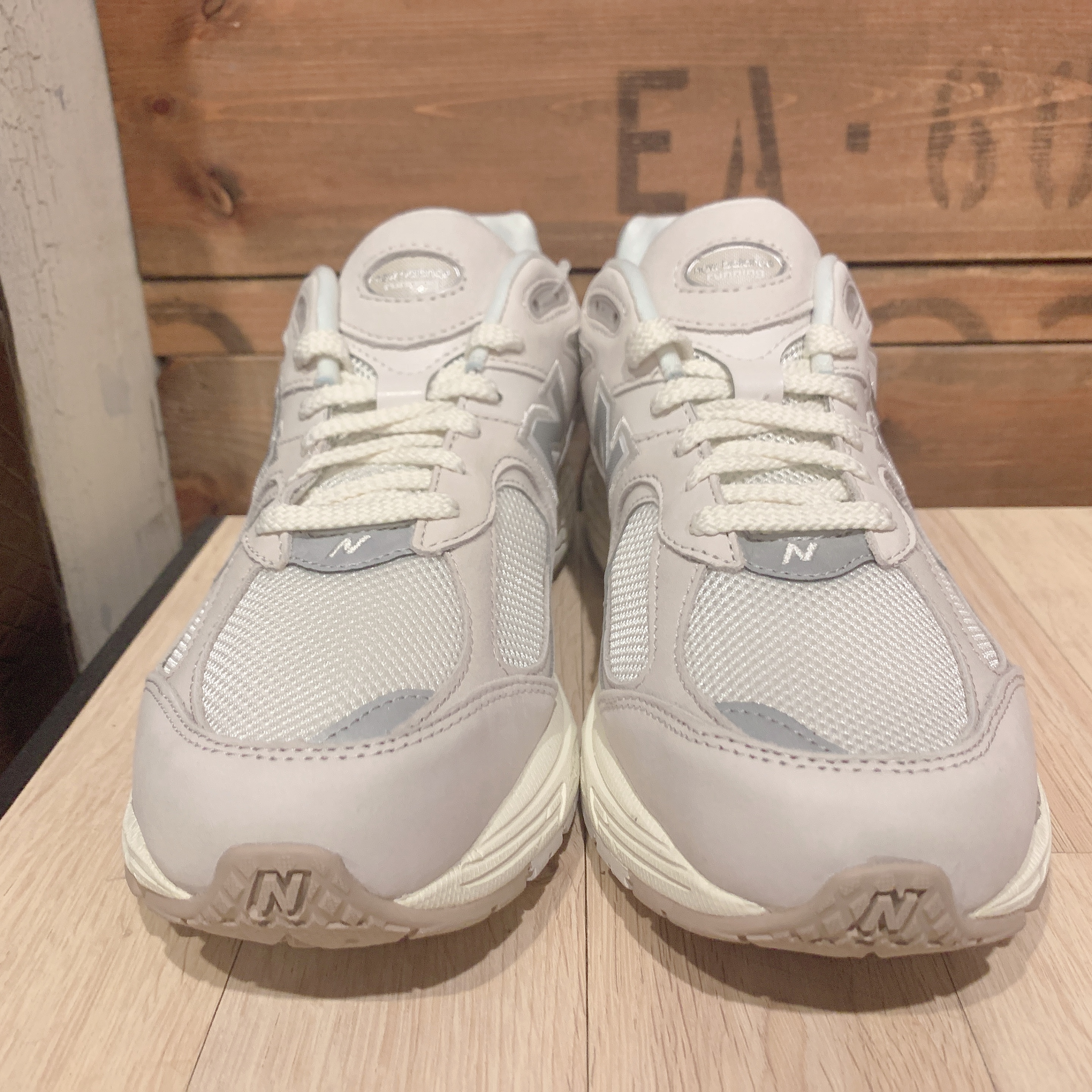 New Balance 2002R White Ivory 착용 스타일 - 3