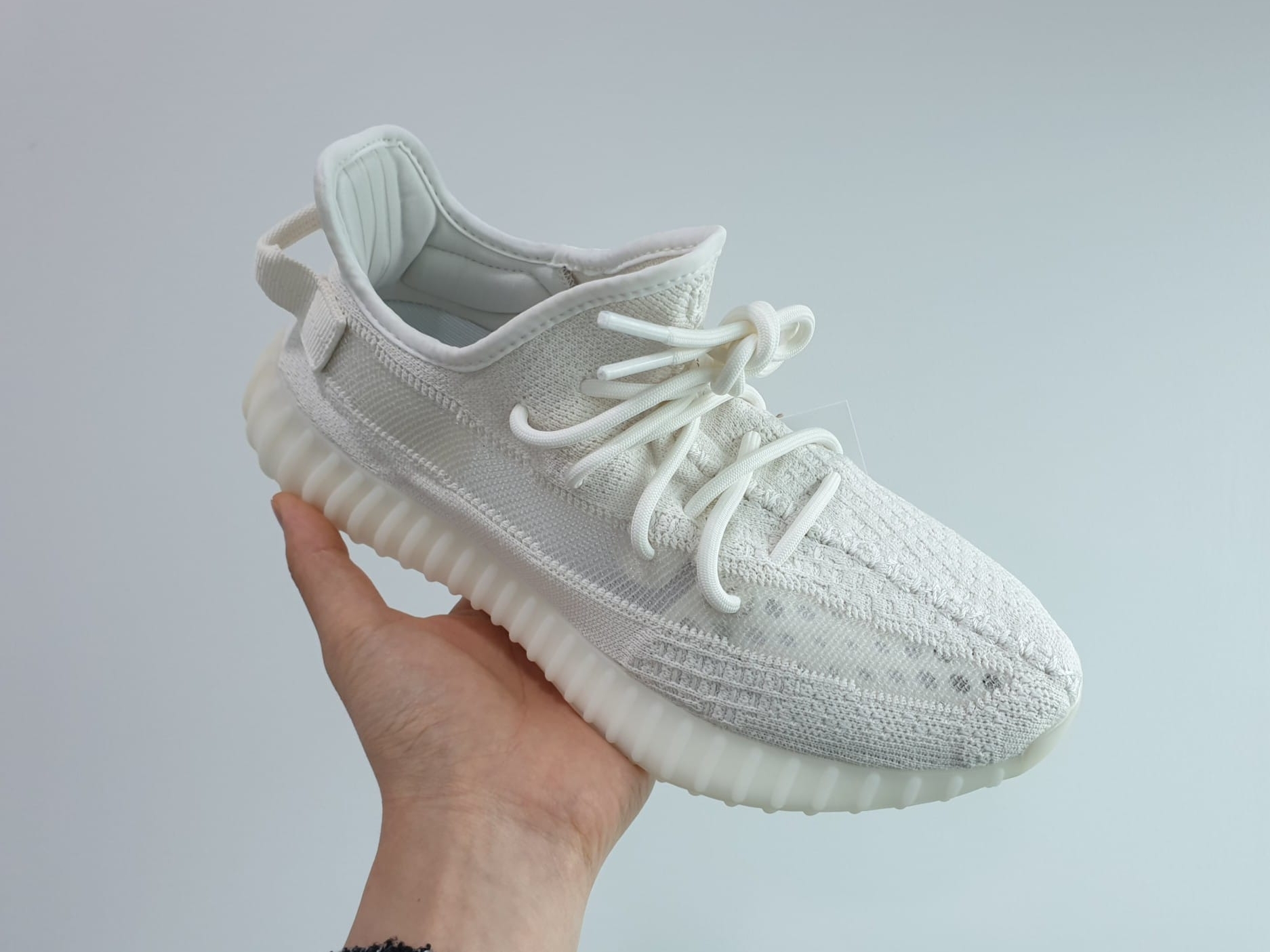 Adidas Yeezy Boost 350 V2 Bone 착용 스타일