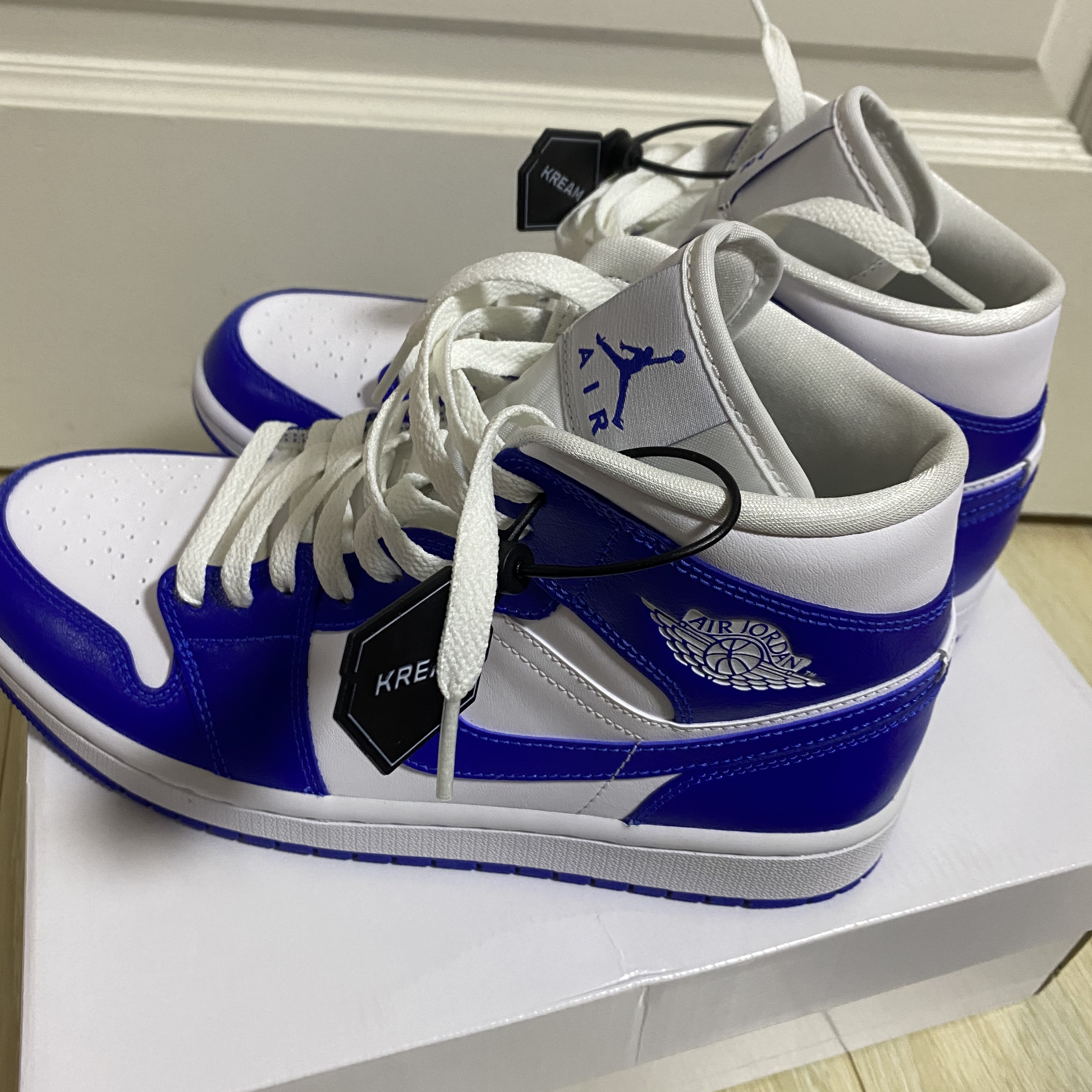 (W) Jordan 1 Mid White Hyper Royal 착용 스타일 - 2