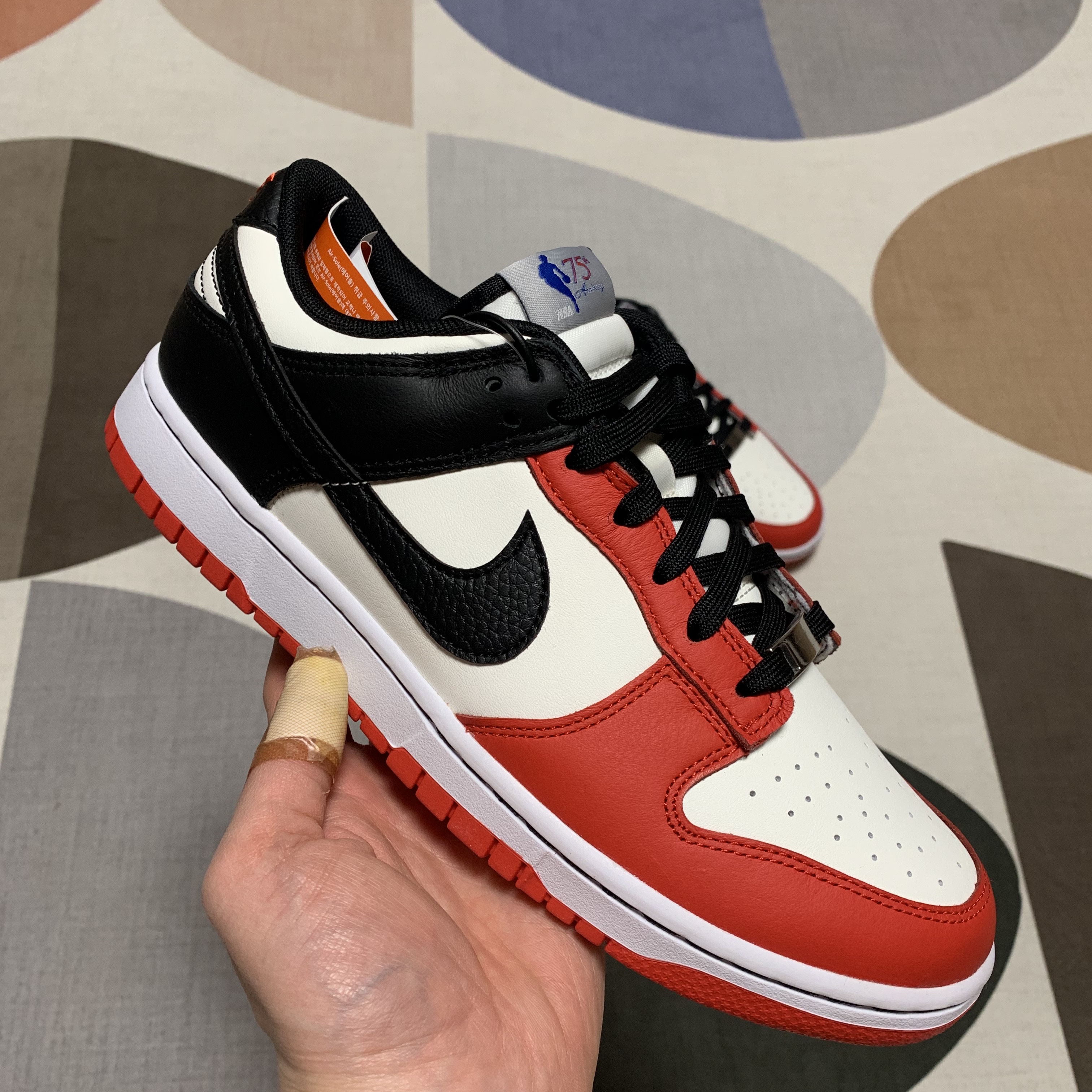 Nike x NBA Dunk Low Retro EMB Black and Chile Red 착용 스타일 - 2