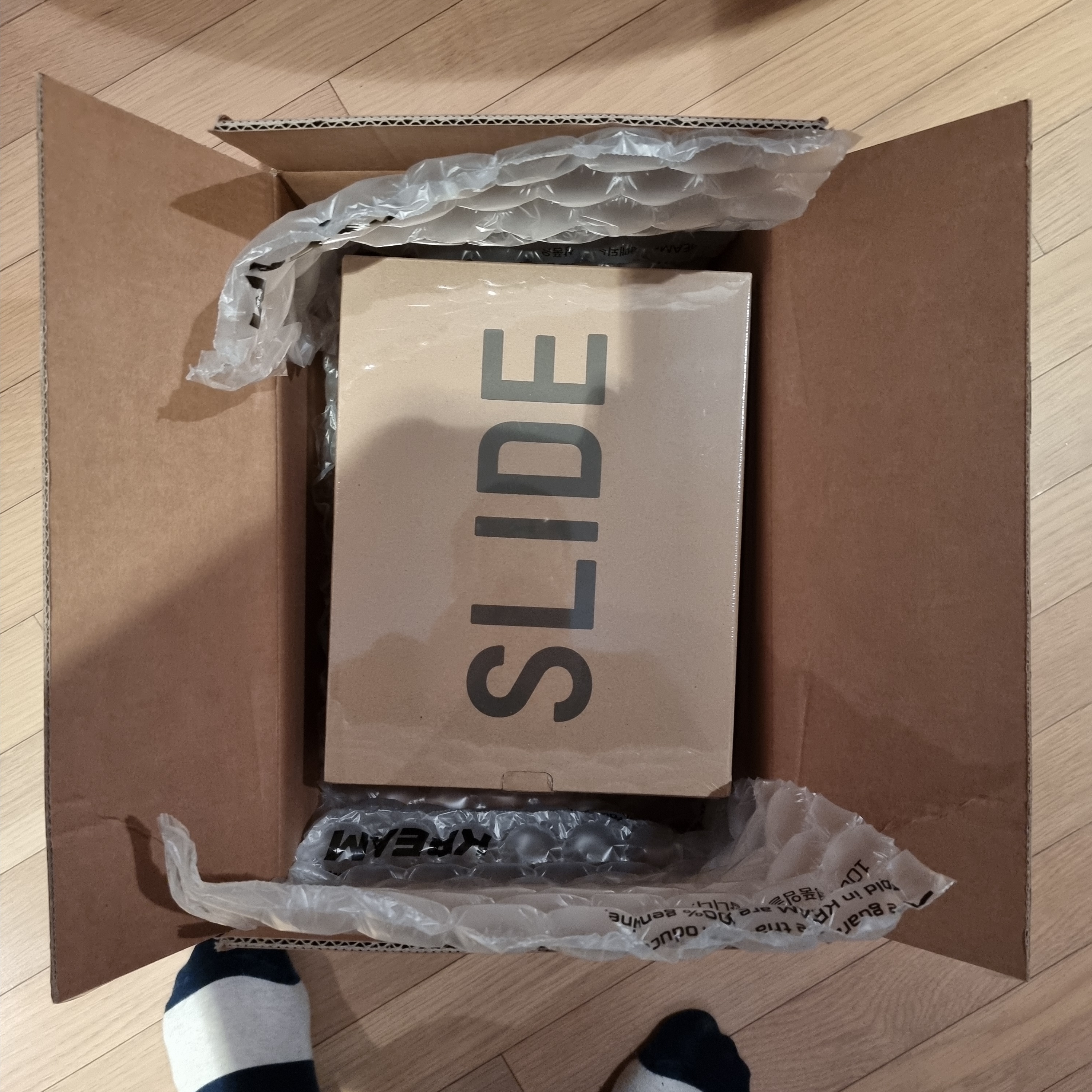 Adidas Yeezy Slide Pure - Re-Release Ver. 착용 스타일 - 1