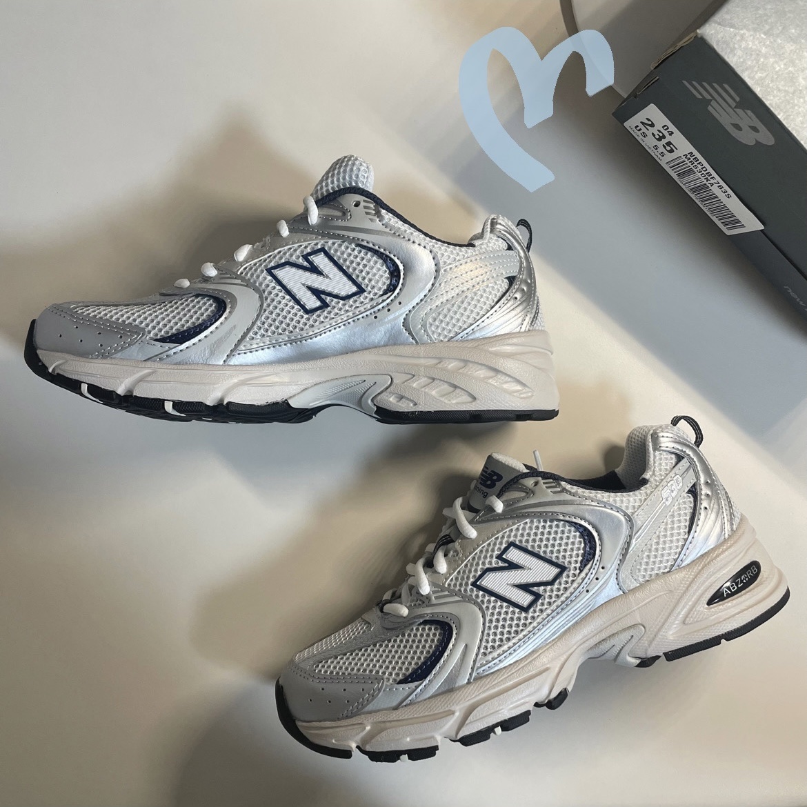 New Balance 530 Steel Grey 착용 스타일 - 1