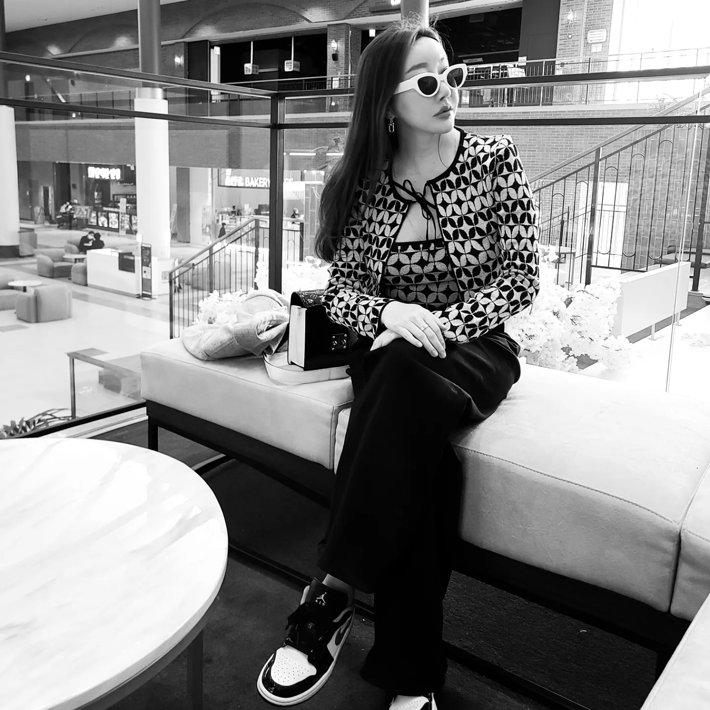 (W) Jordan 1 Low SE Multi-Color Black Toe, Louis Vuitton Locky BB Monogram Black 착용 스타일 - 4