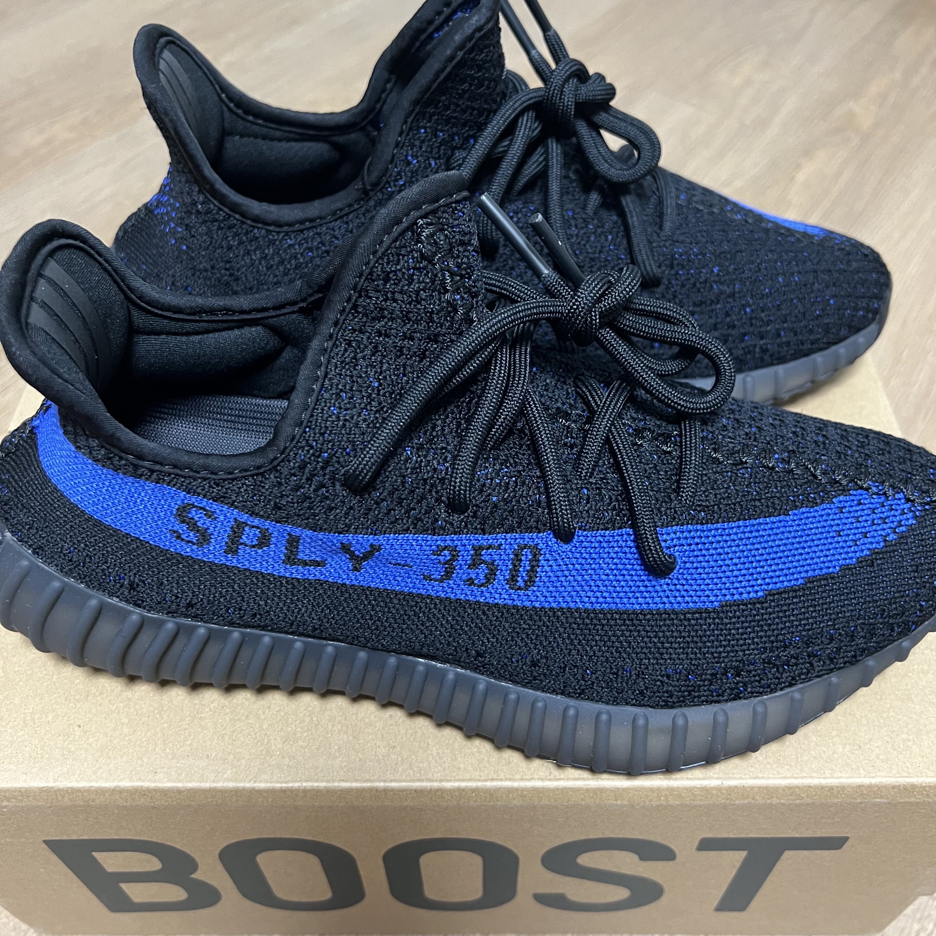 Adidas Yeezy Boost 350 V2 Dazzling Blue 착용 스타일