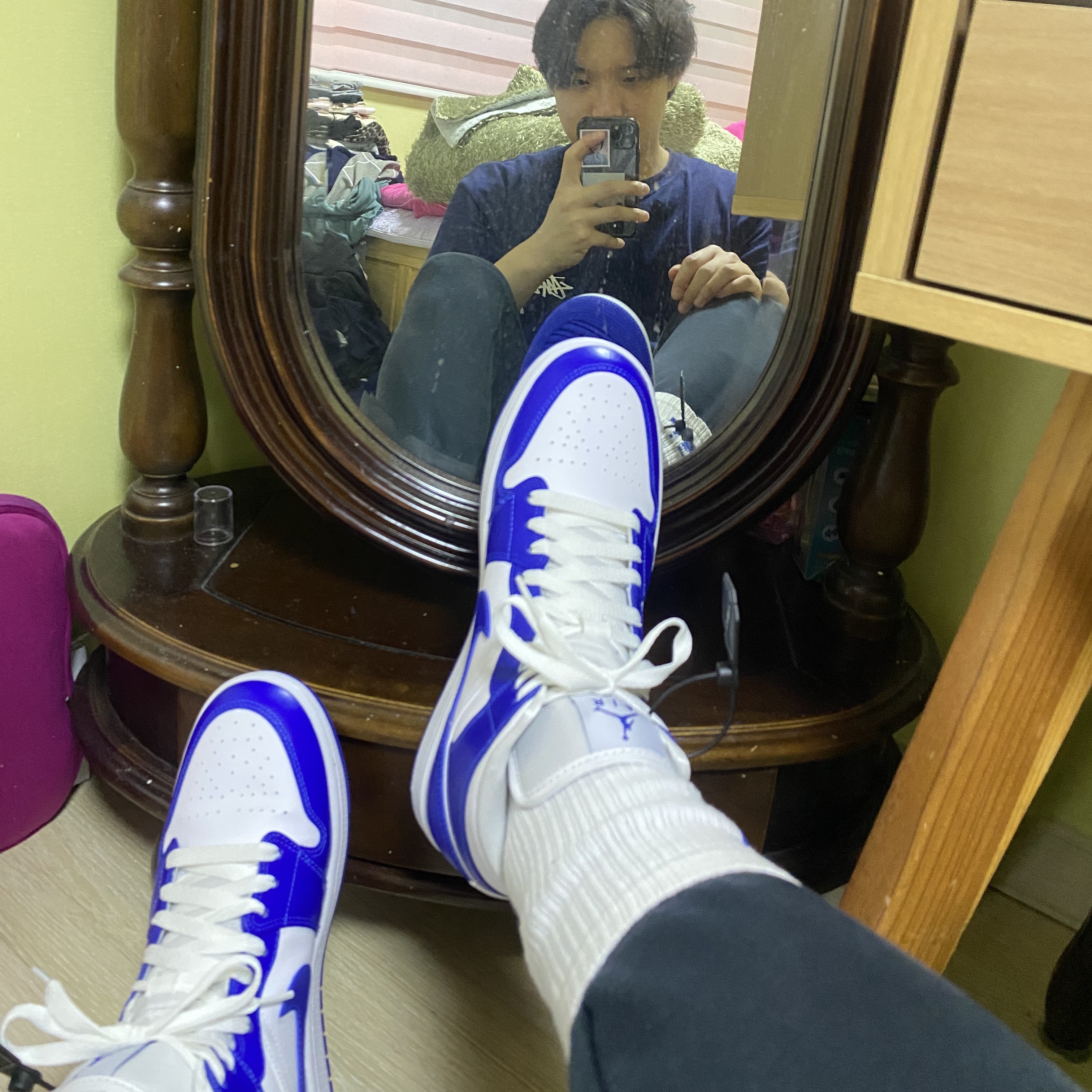 (W) Jordan 1 Mid White Hyper Royal 착용 스타일 - 2