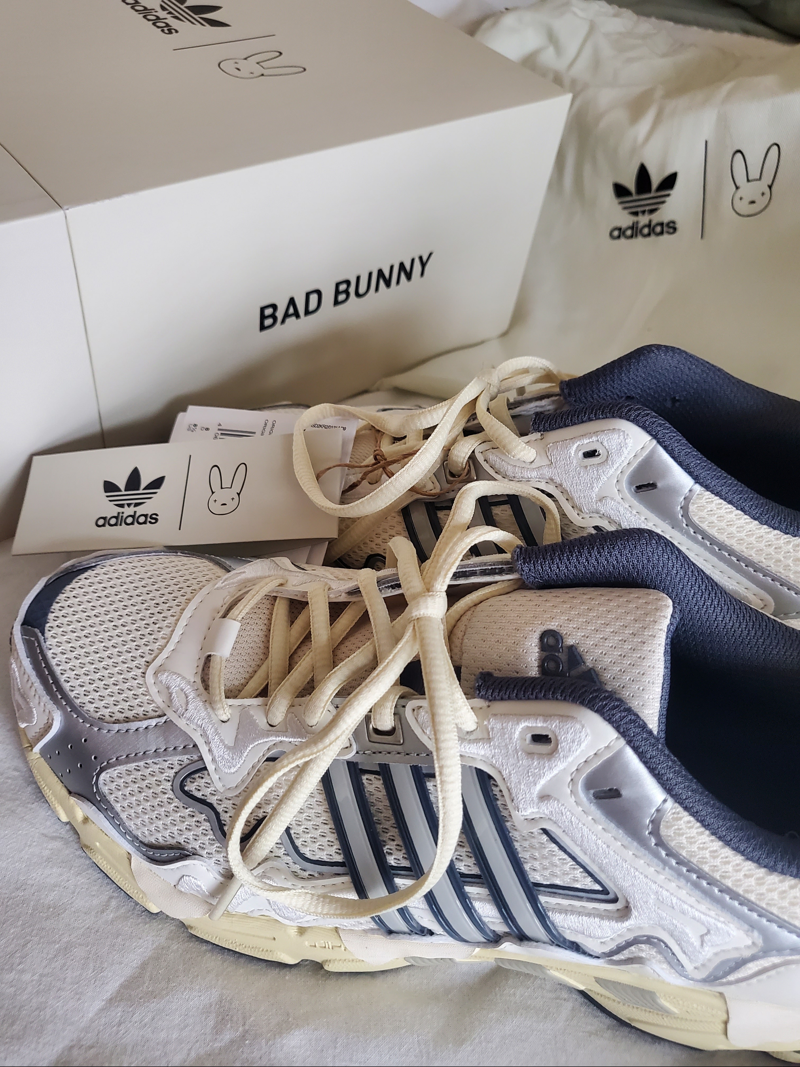 Adidas x Bad Bunny Response CL White Sand 착용 스타일 - 1