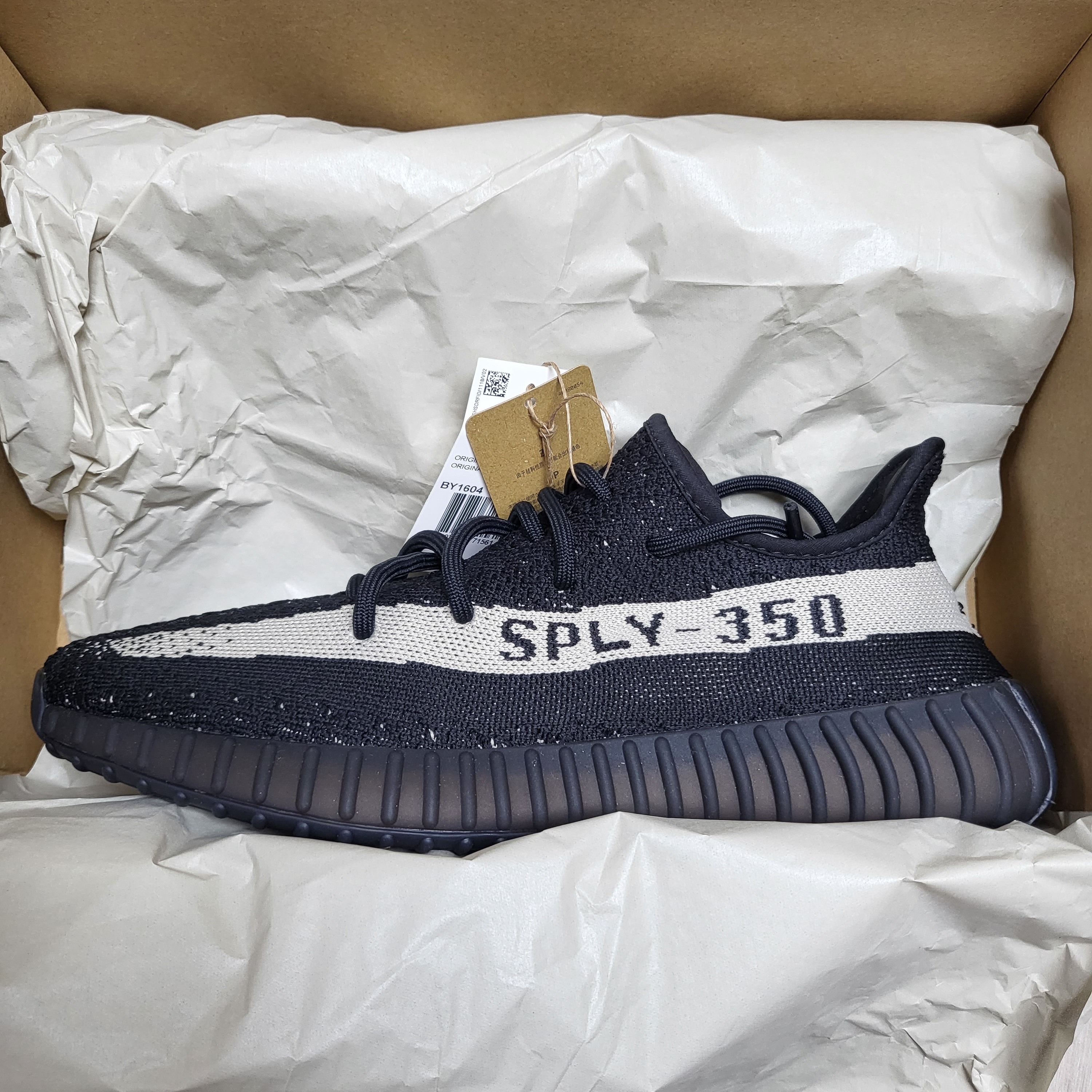 Adidas Yeezy Boost 350 V2 Core Black White 2022 착용 스타일