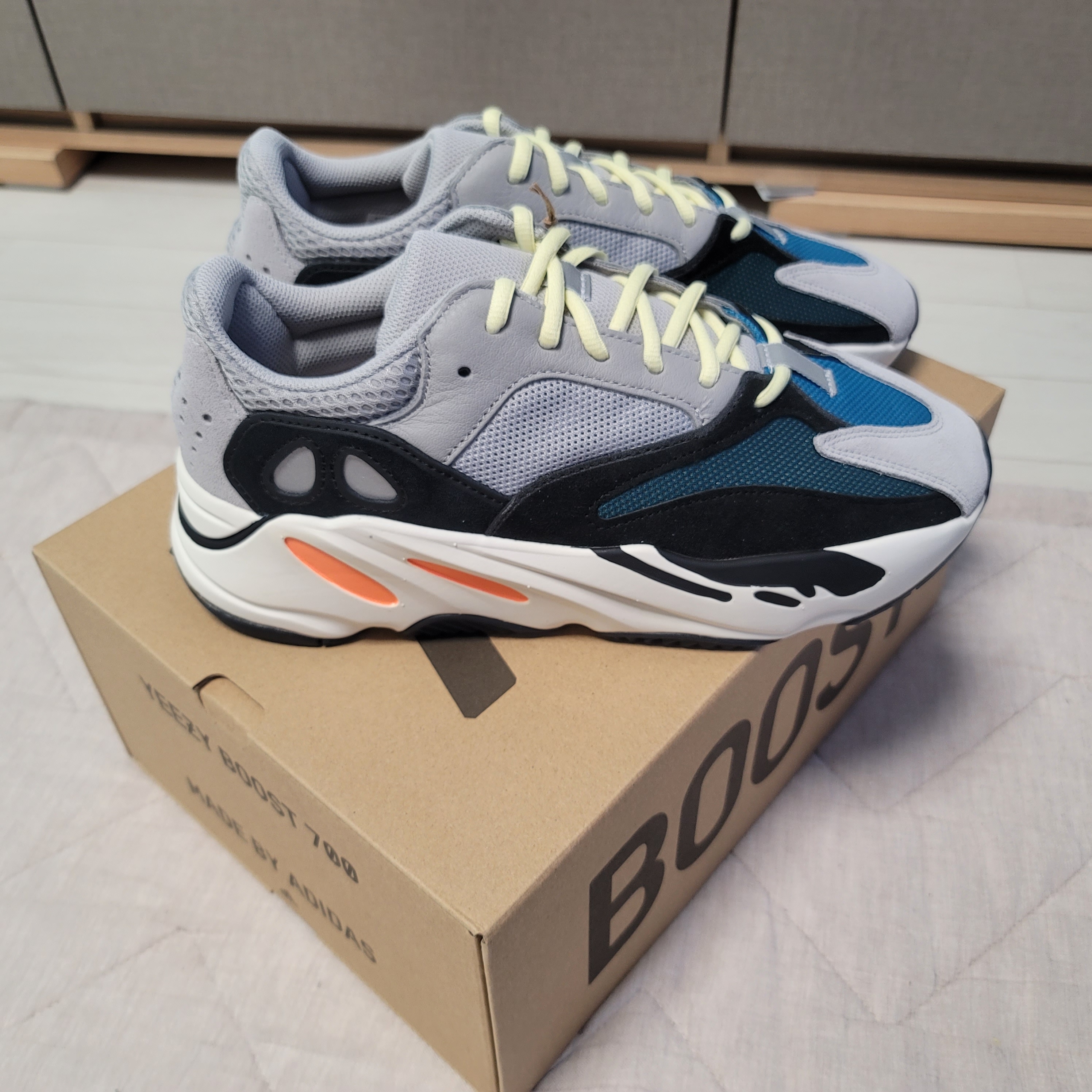 Adidas Yeezy Boost 700 Wave Runner Solid Grey 2021/2022 착용 스타일 - 2