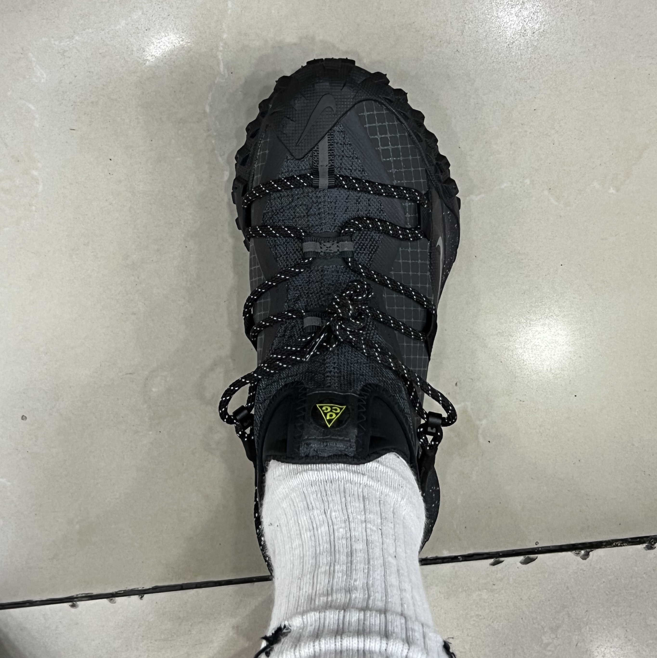 Nike ACG Mountain Fly Low Gore-Tex SE Dark Smoke Grey 착용 스타일 - 4
