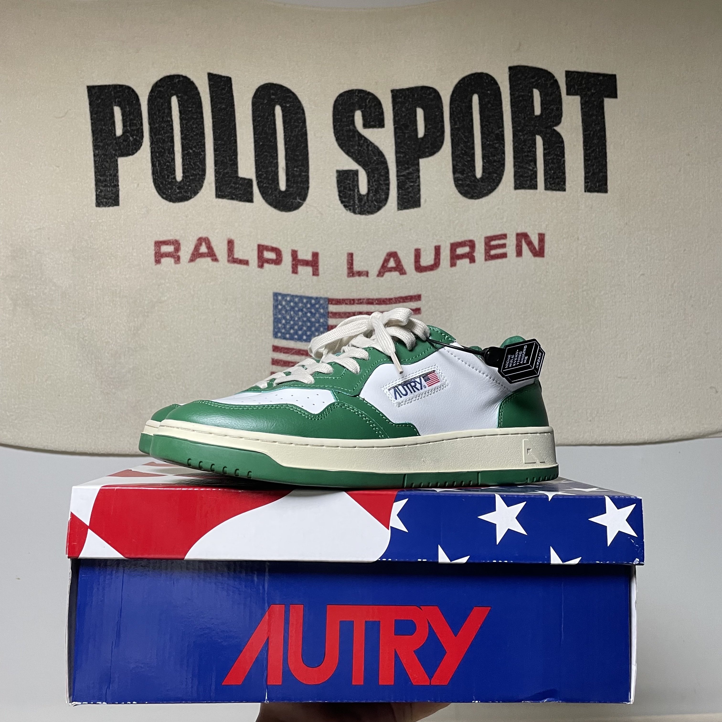 Autry Medalist Low Leather Sneakers Green White 착용 스타일