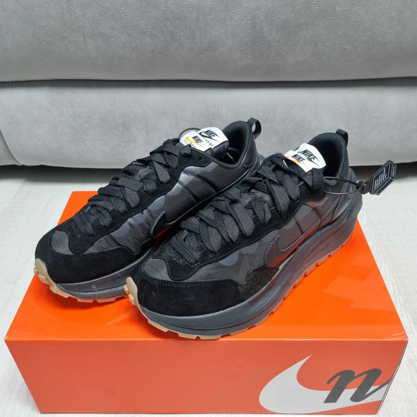 Nike x Sacai VaporWaffle Black and Gum 착용 스타일 - 2