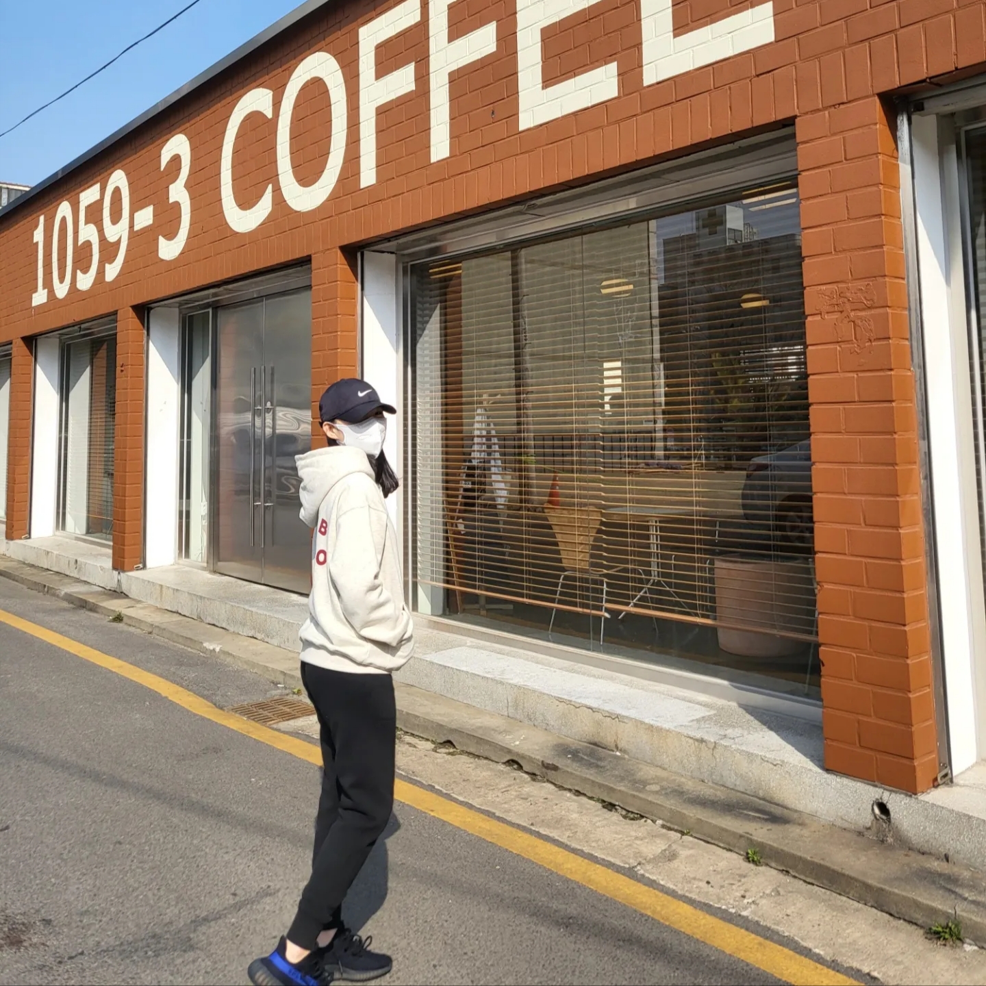 IAB Studio Hoodie Oatmeal Burgundy, Adidas Yeezy Boost 350 V2 Dazzling Blue 착용 스타일 - 3